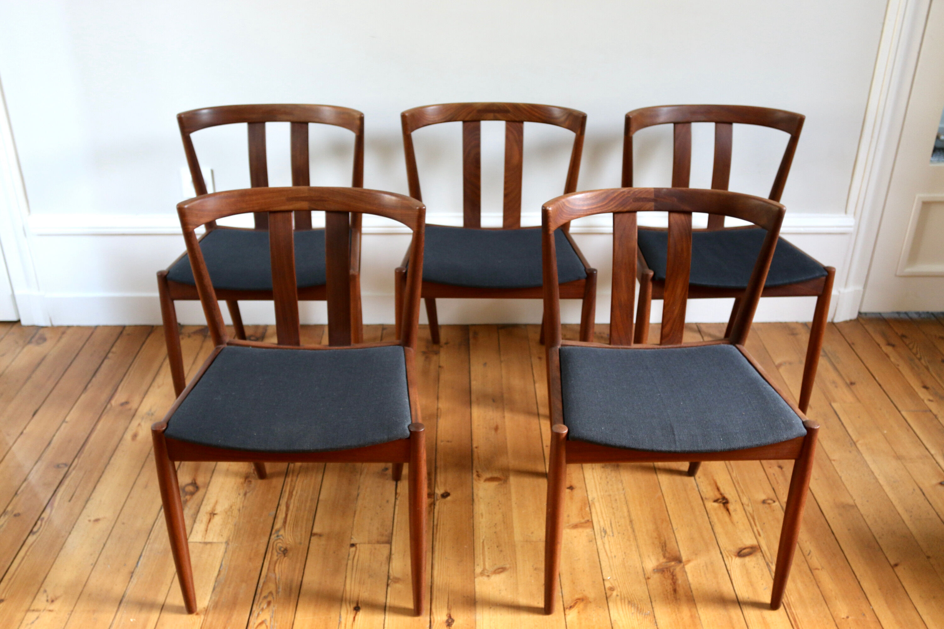 Serie de 5 chaises scandinaves teck 1960