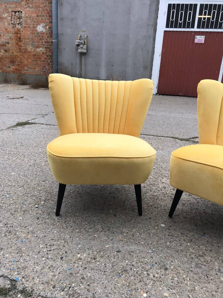 Set de 2 fauteuils cocktail jaunes en velours et hêtre massif années 1950