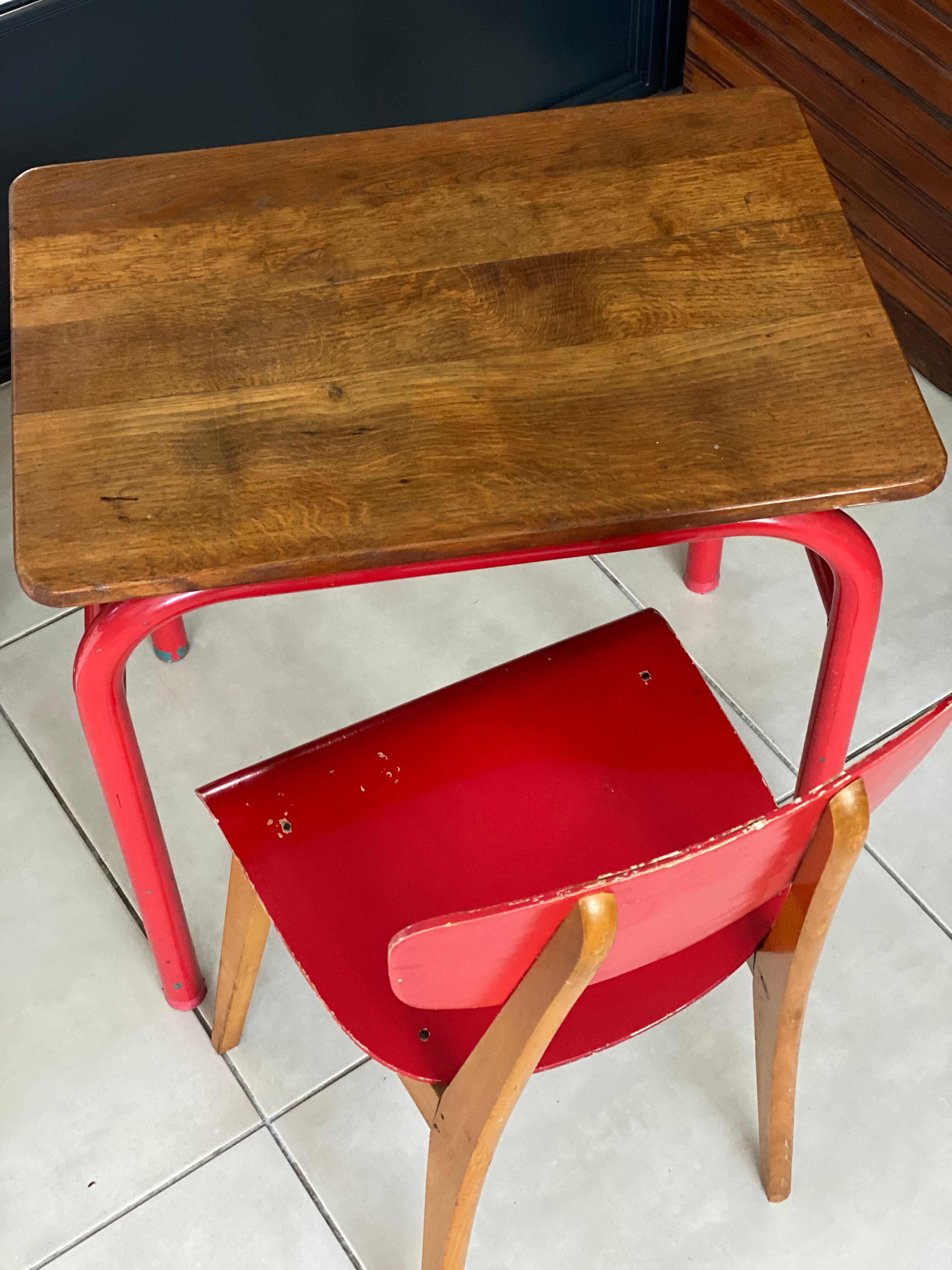 Ensemble bureau et chaise d’écolier