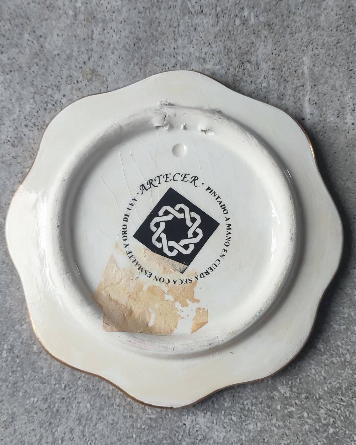 ARTECER Cuerda Seca trivet, 18 carat gold