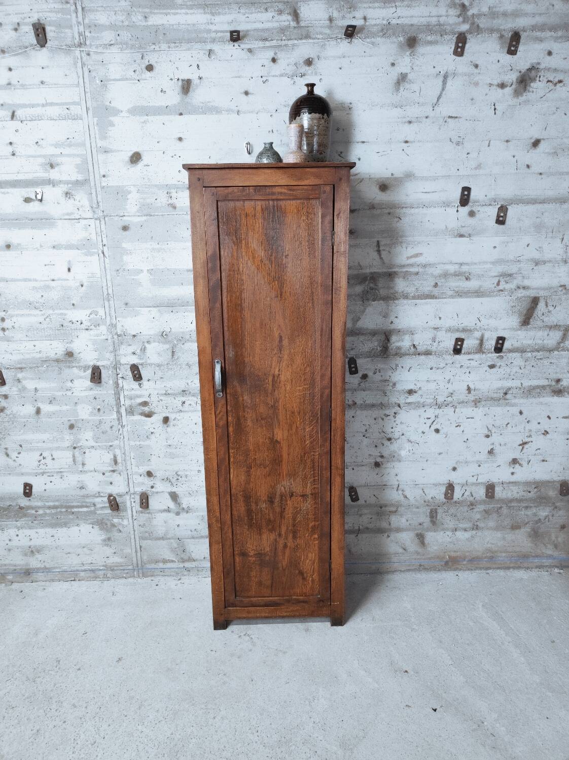Narrow cabinet / column