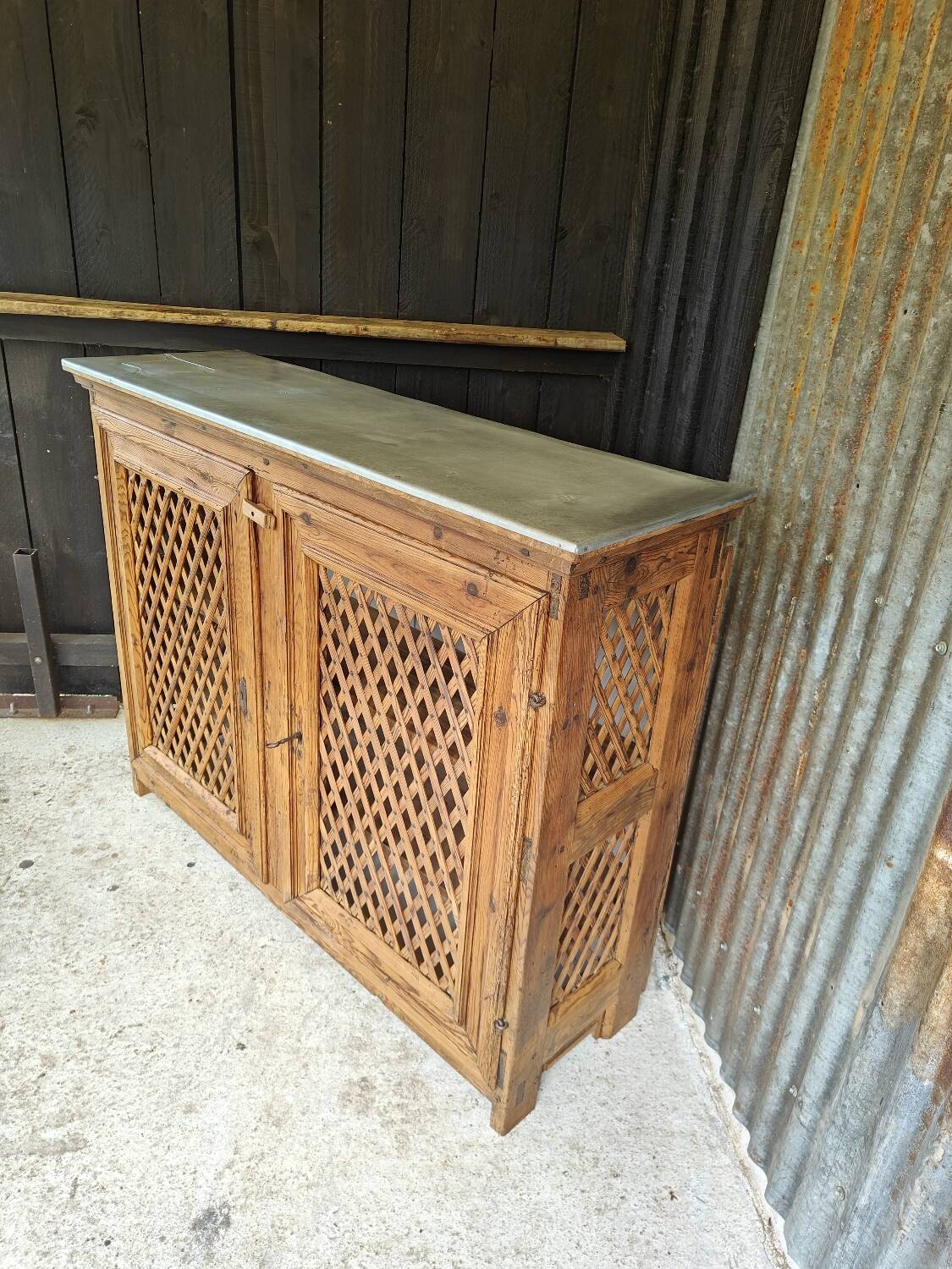 Support buffet in solid pine, zinc top, late 19th century.