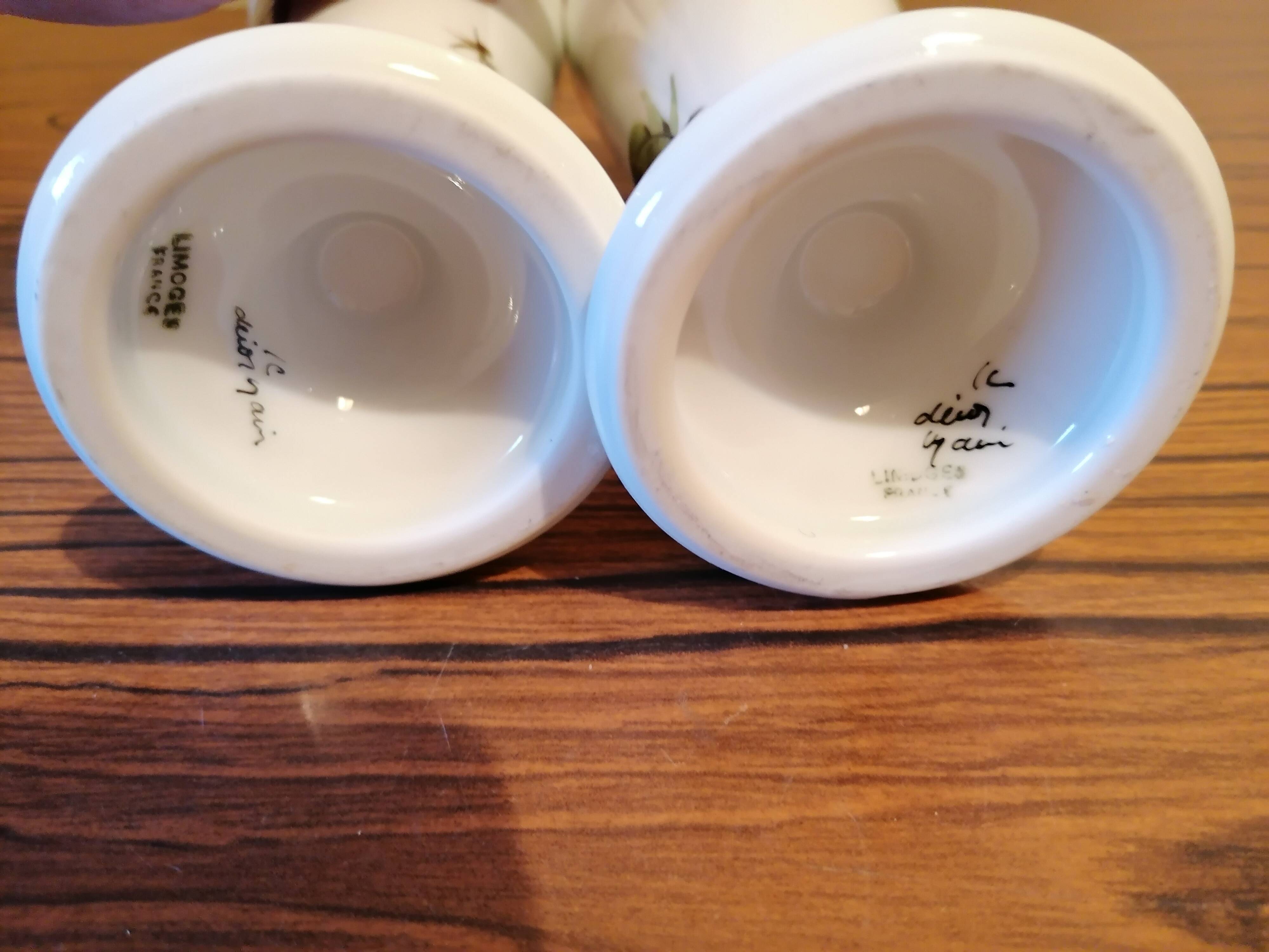 2 porcelain mazagrans decorated with feathers