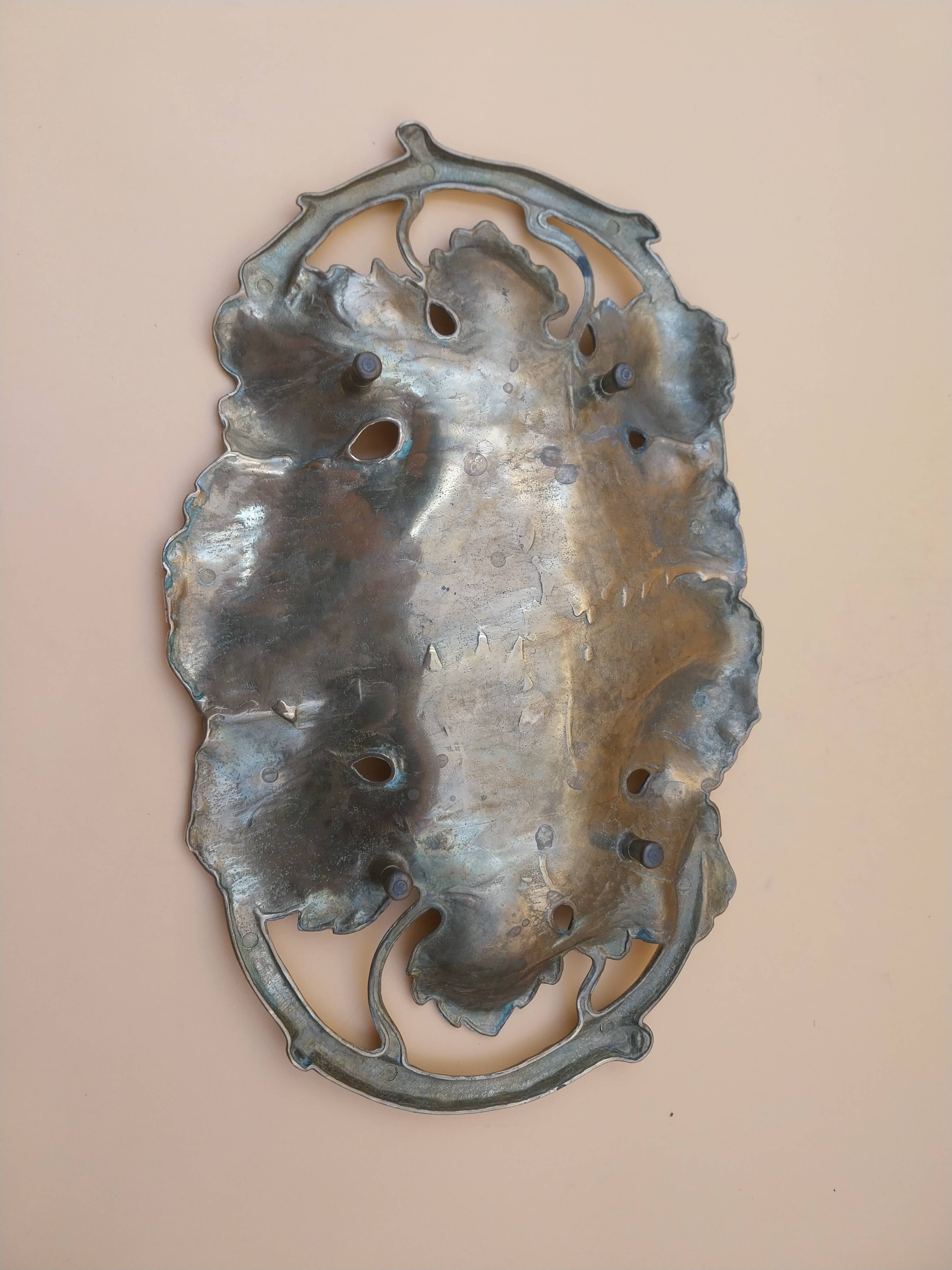 Brass plateau in the shape of vine leaves, large catchall.