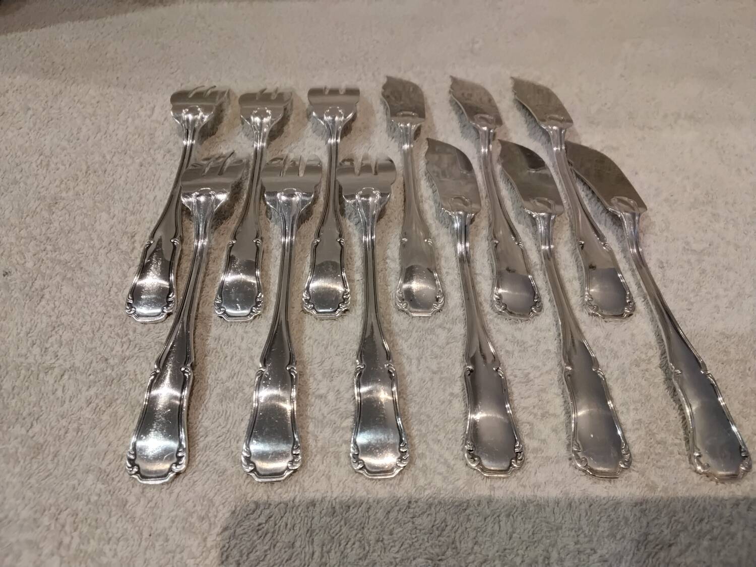 6 silver-plated fish forks and 6 fish knives by Ercuis Valencay