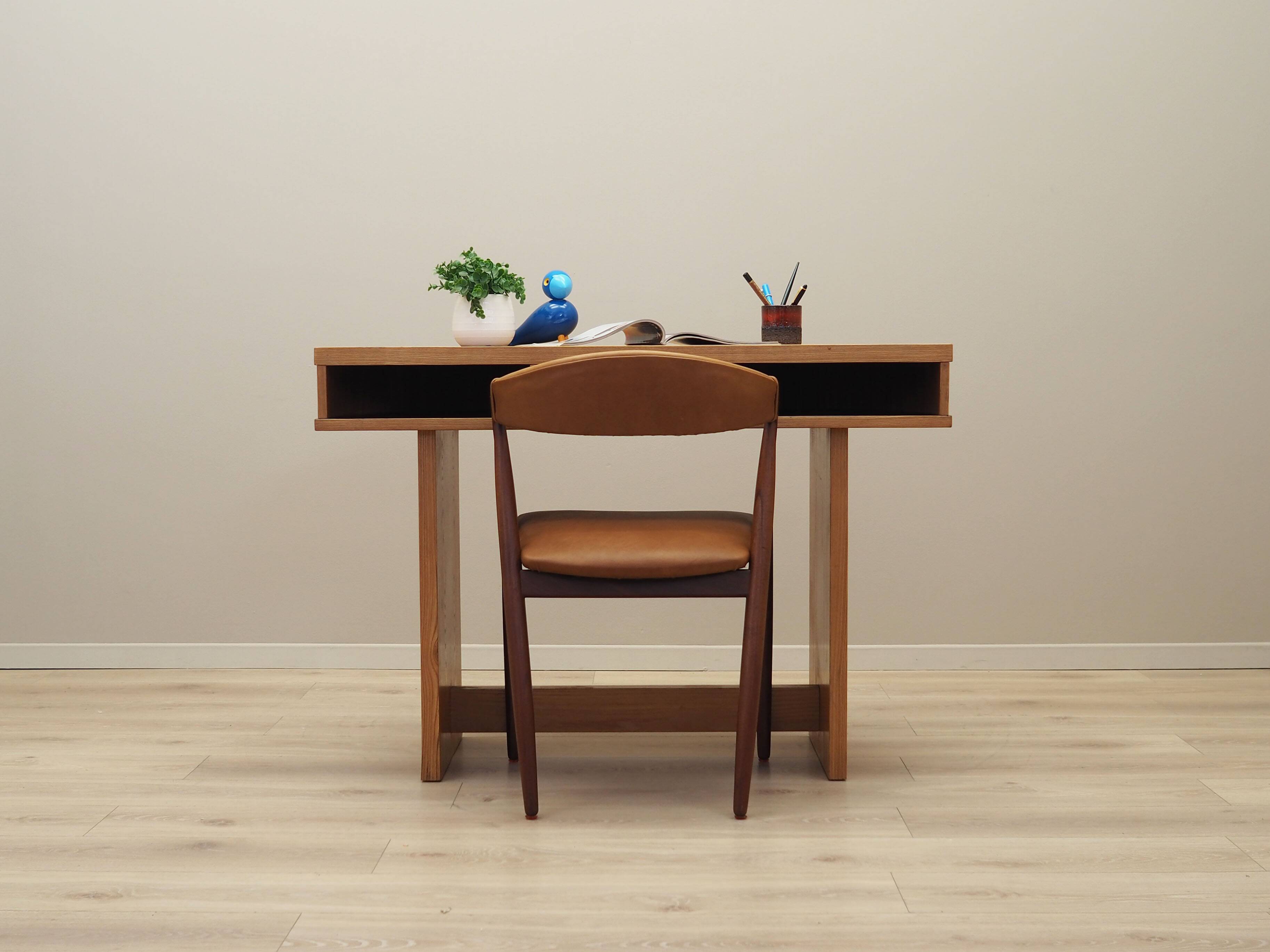 Oak desk, Italian design, 1970s, production: Italy