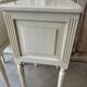 Paire de chevets style Louis XVI en bois laqué blanc