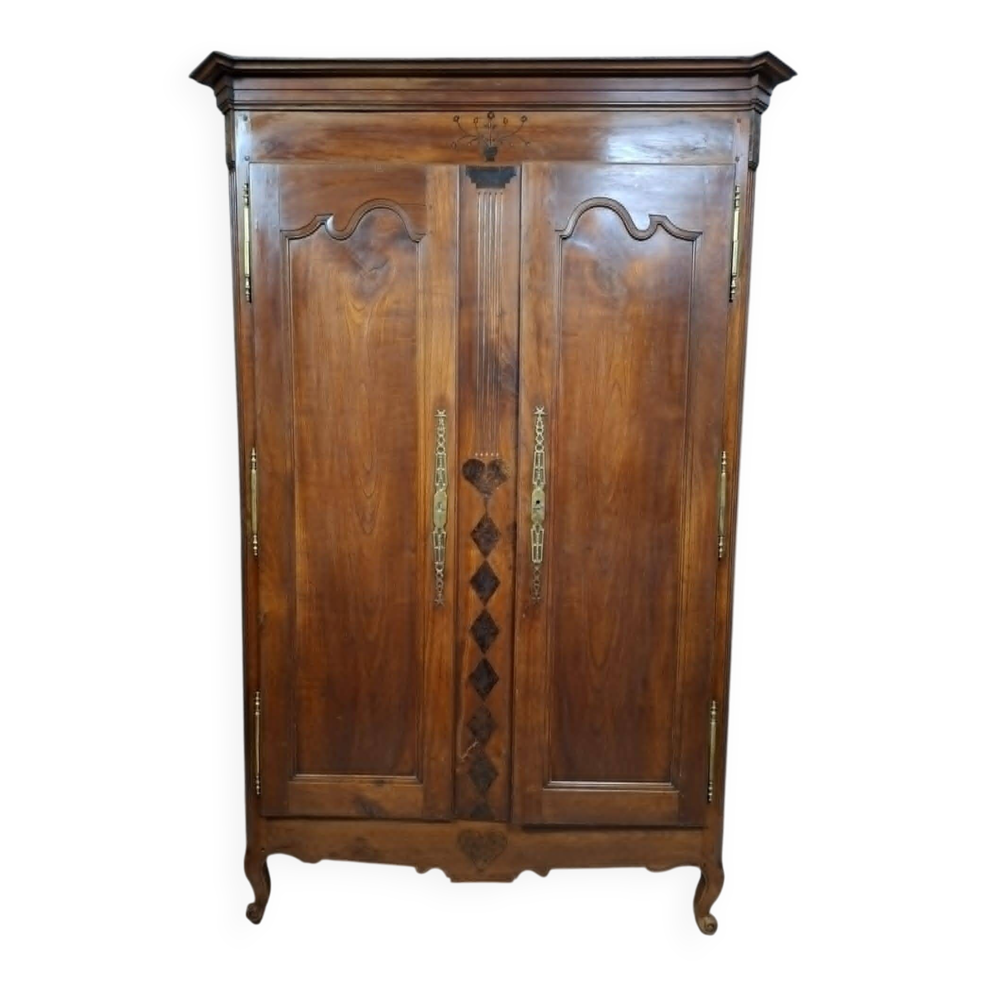 Armoire régionale époque Louis XV en noyer massif.