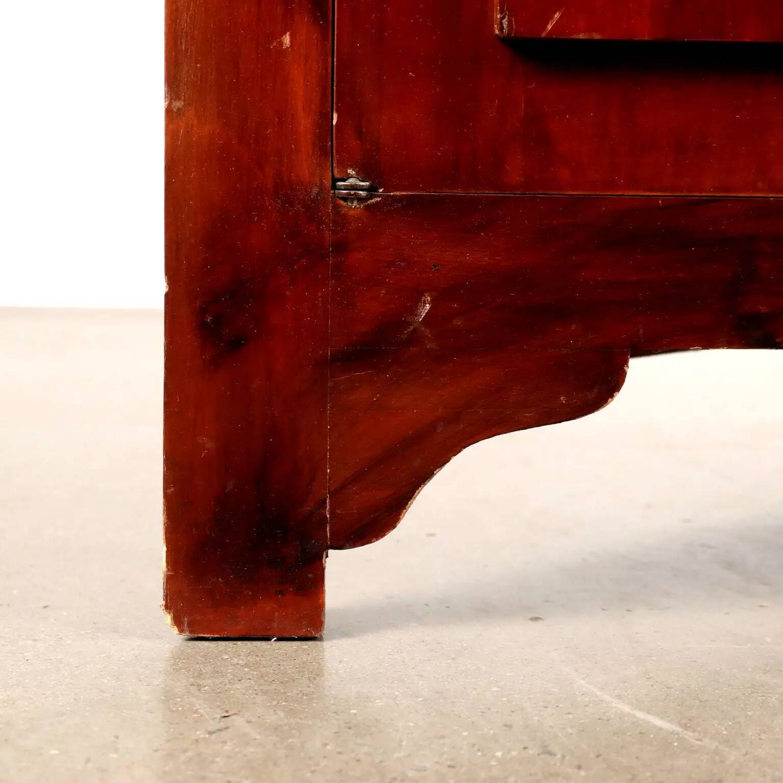 Meuble d’angle ancien style baroque en acajou XX Century