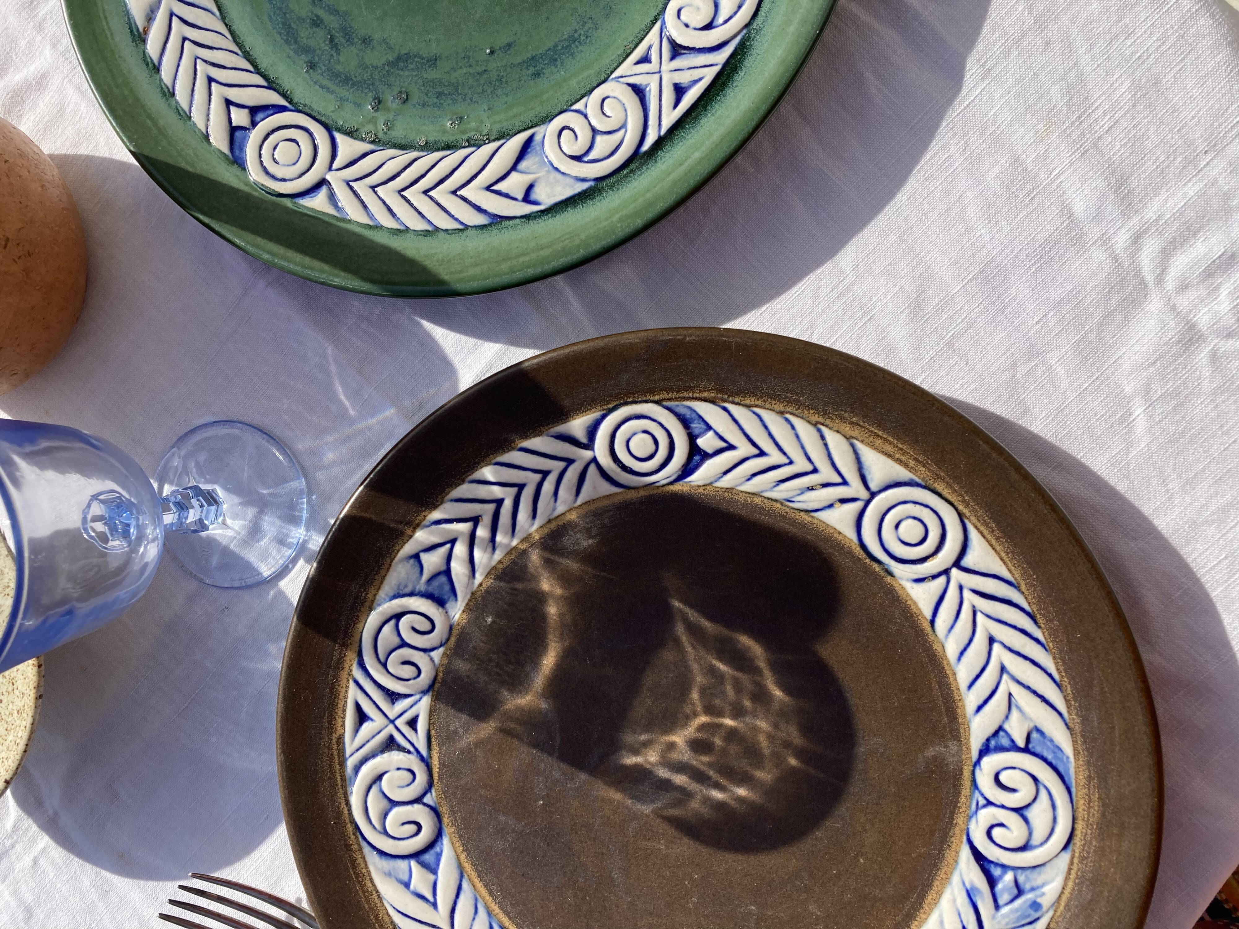 Pair of dishes or large plate in quimper sandstone vintage old art deco 1930