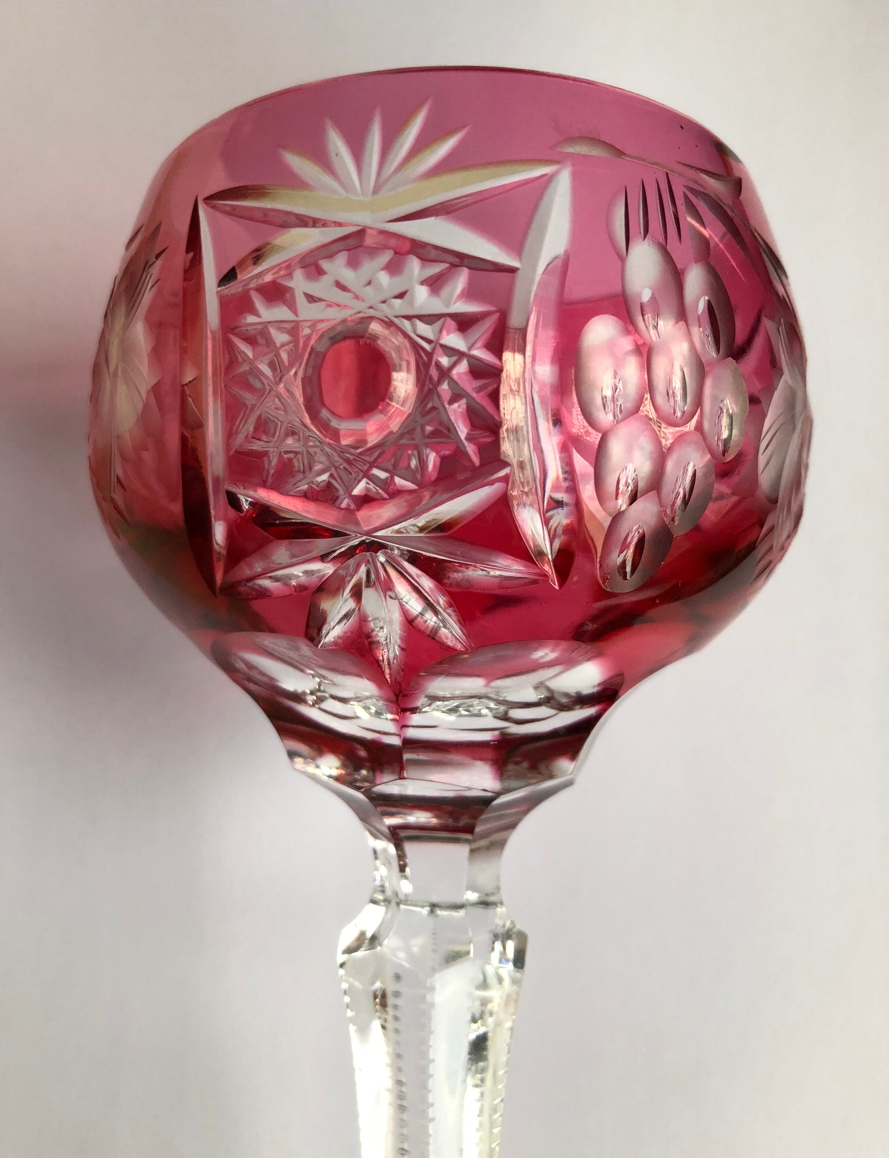 Ensemble de cinq verres à pied en cristal de couleur