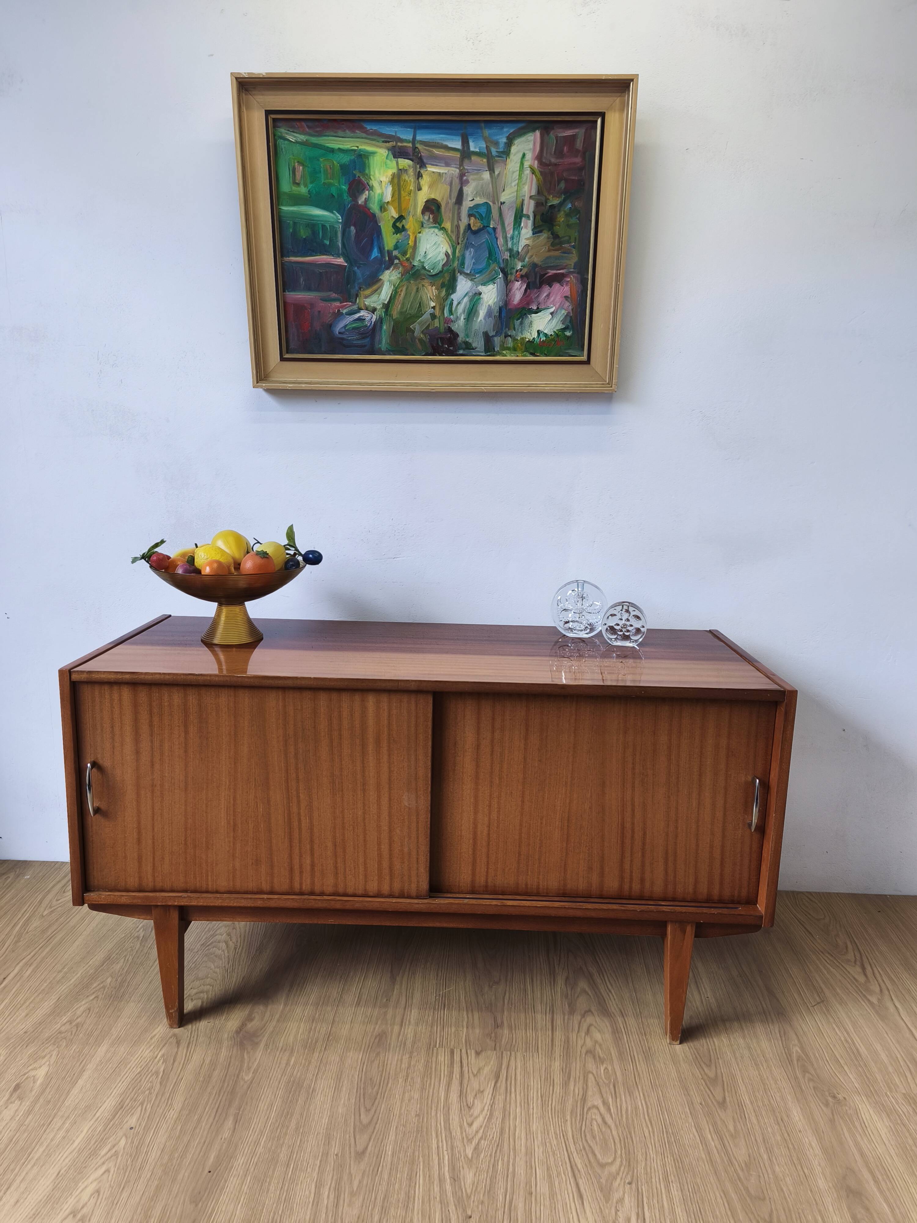 Buffet moderniste des années 1970.