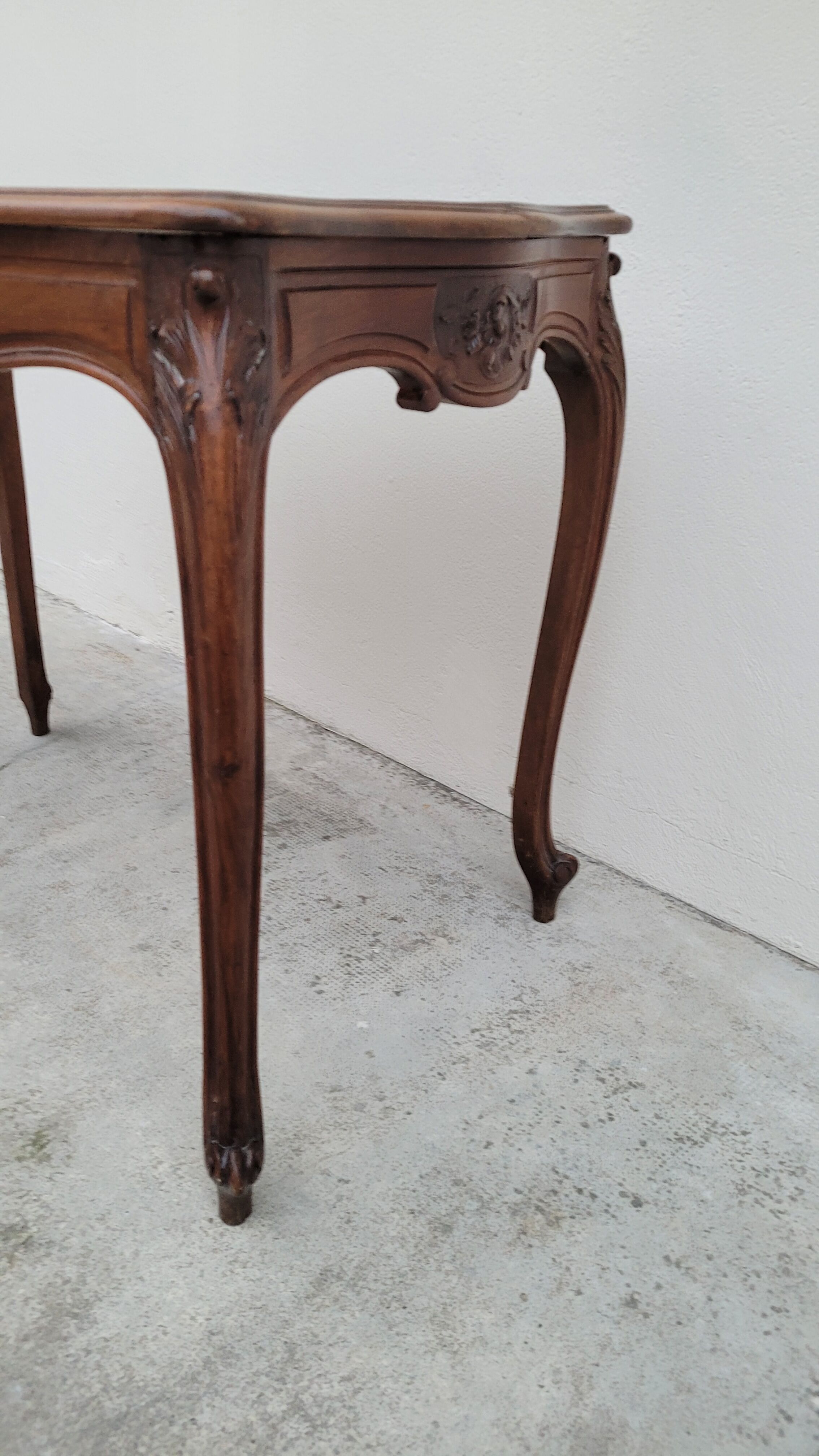 Table de milieu de style Louis XV en noyer massif