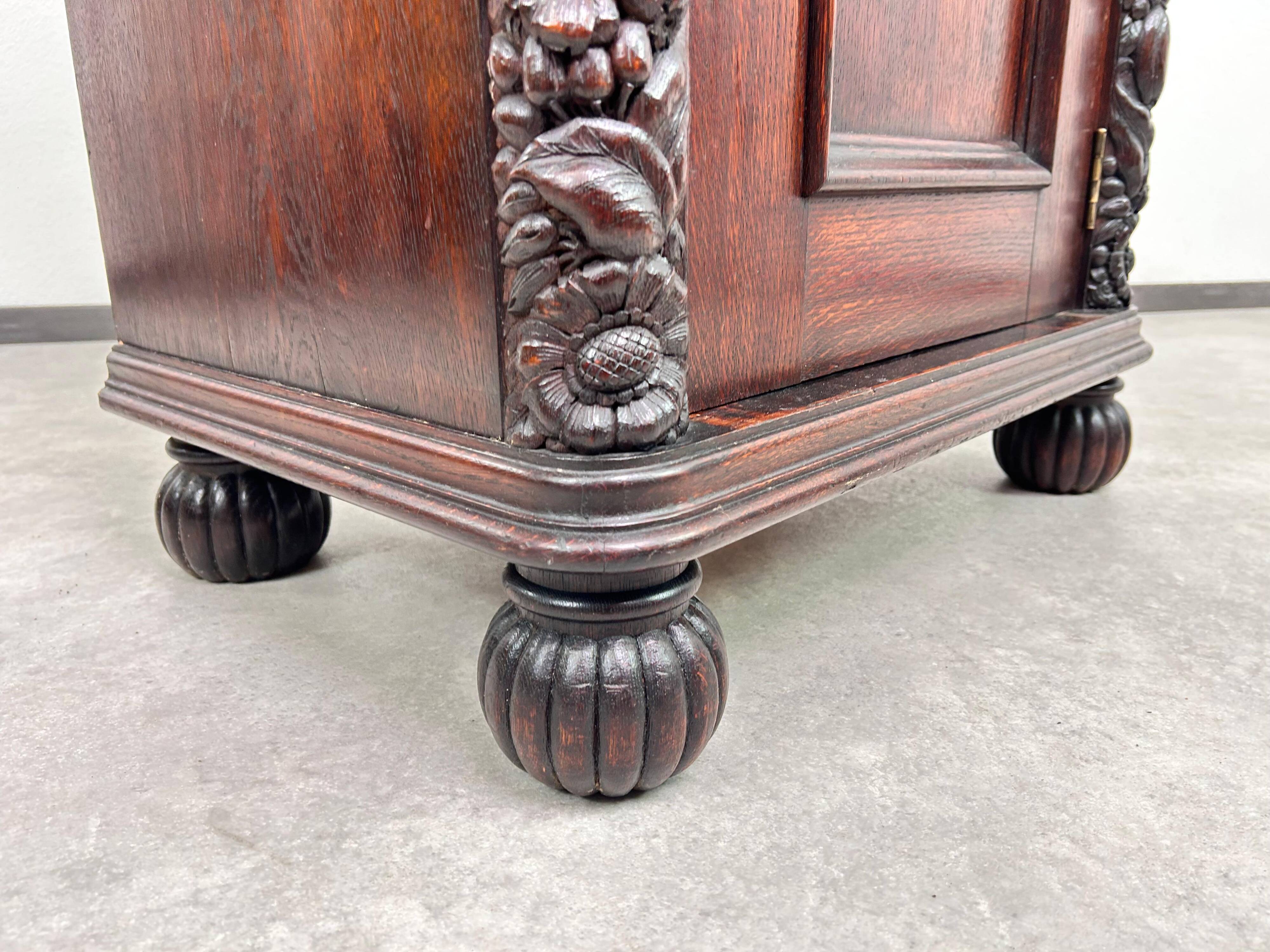 Art Nouveau cabinet with a shelf featuring distinctive floral sculptures.