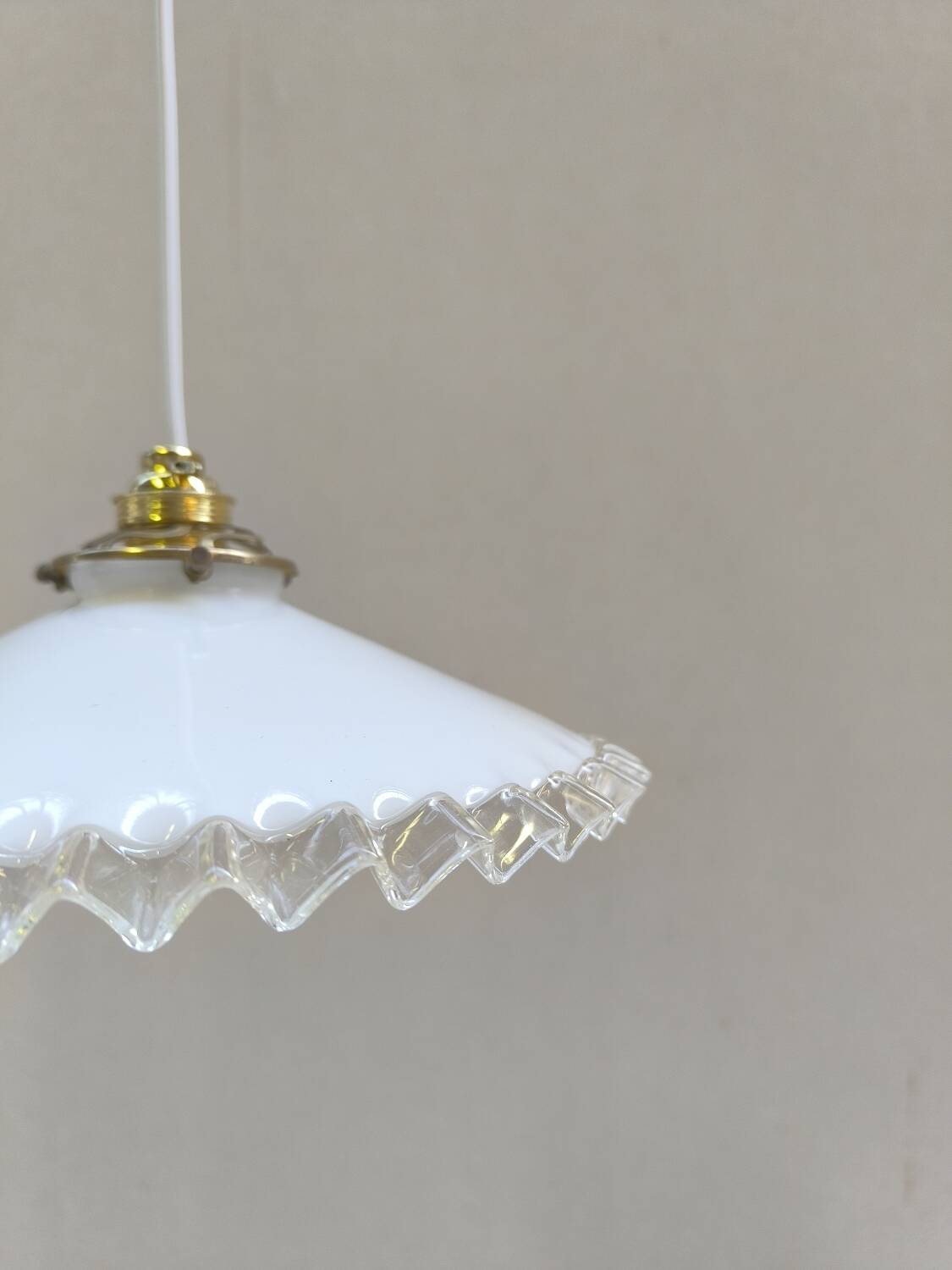 Notched opaline suspension
