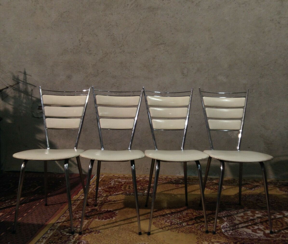 Suite de 4 chaises vintage en skaï