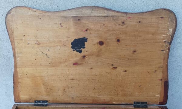 Ancien coffre en pin