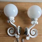 Anciennes appliques en fonte émaillée / globe opaline