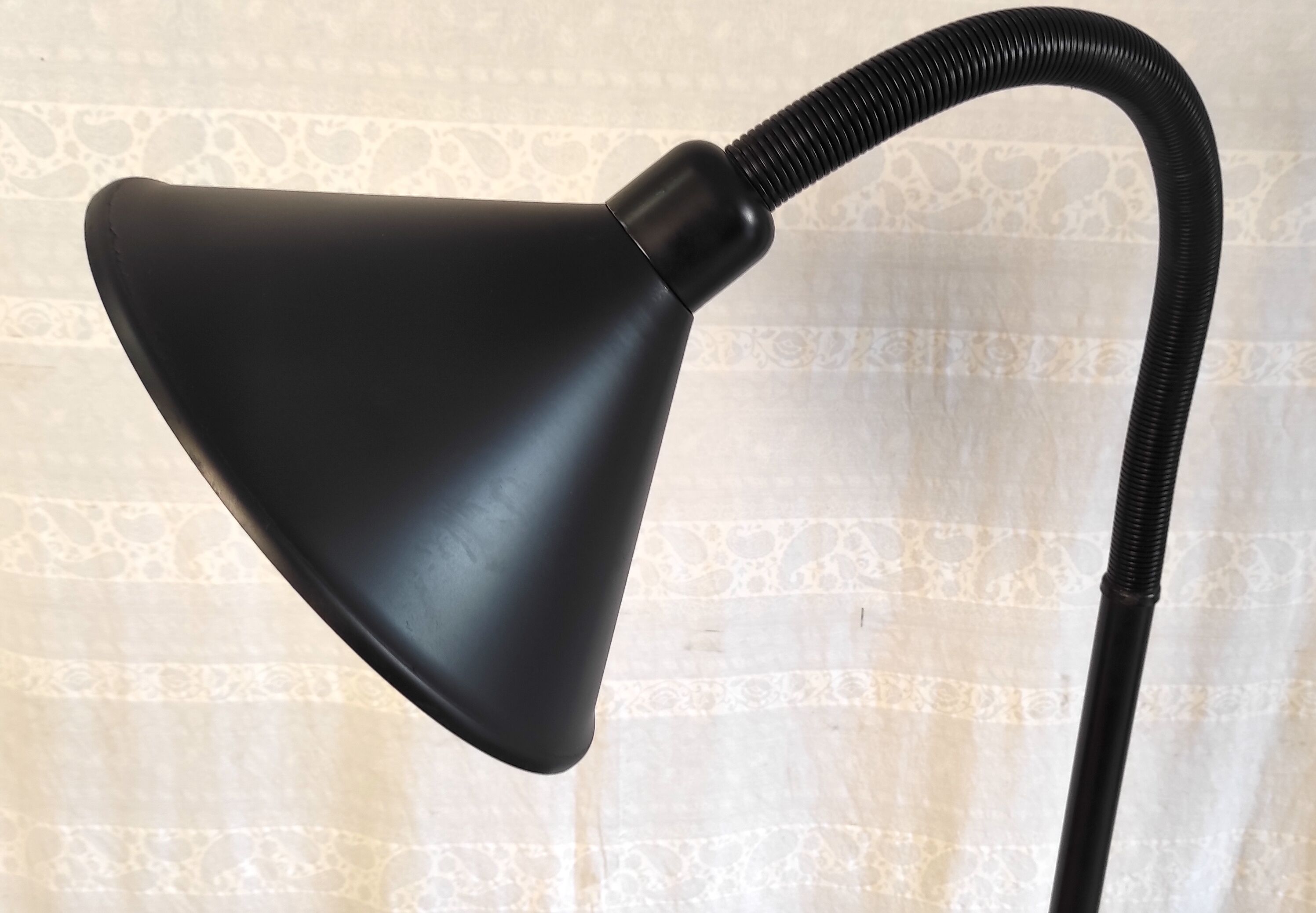 Articulated black metal floor lamp/e-reader – 70s/80s