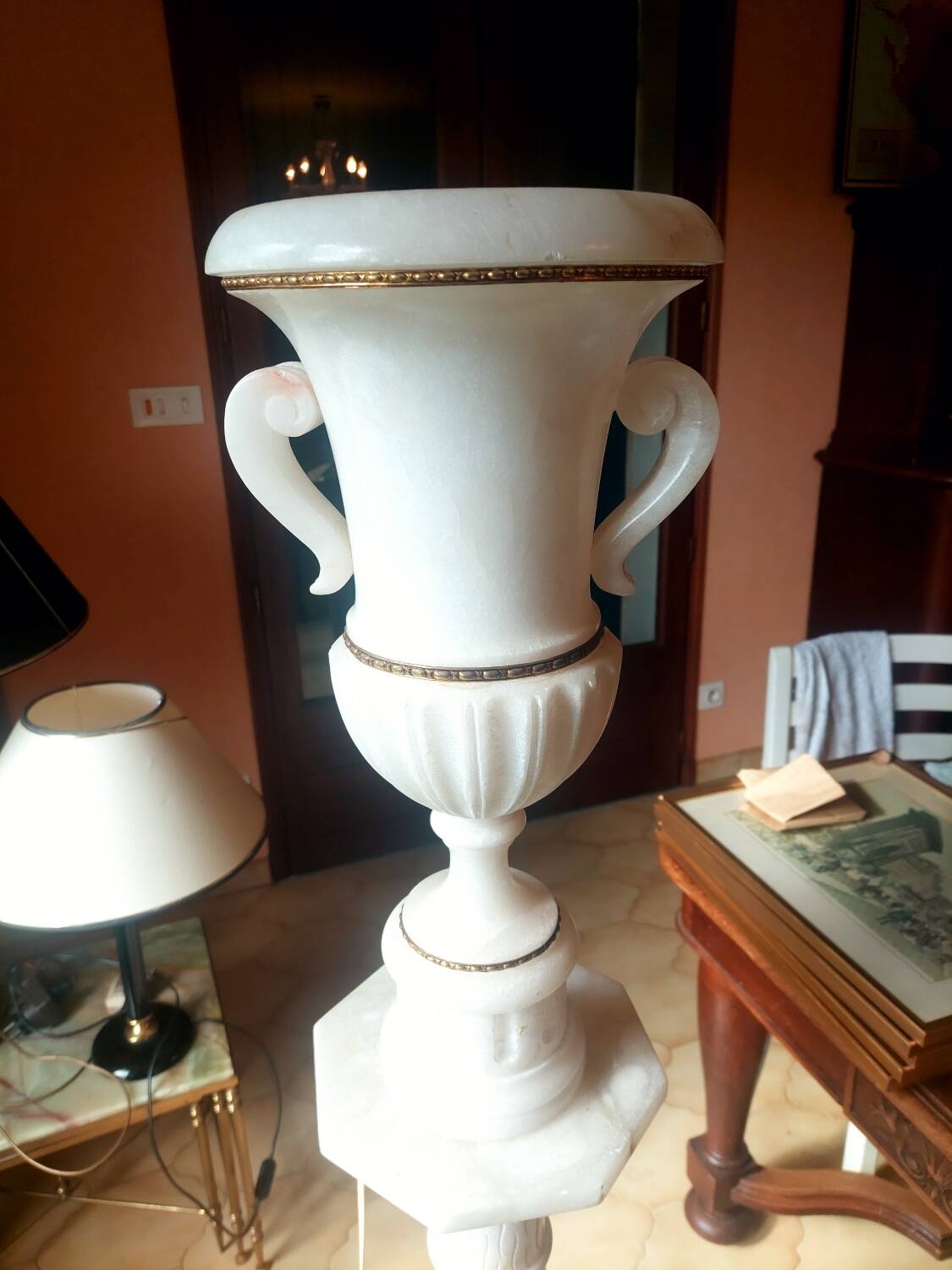 Antique style lamp with marble effect