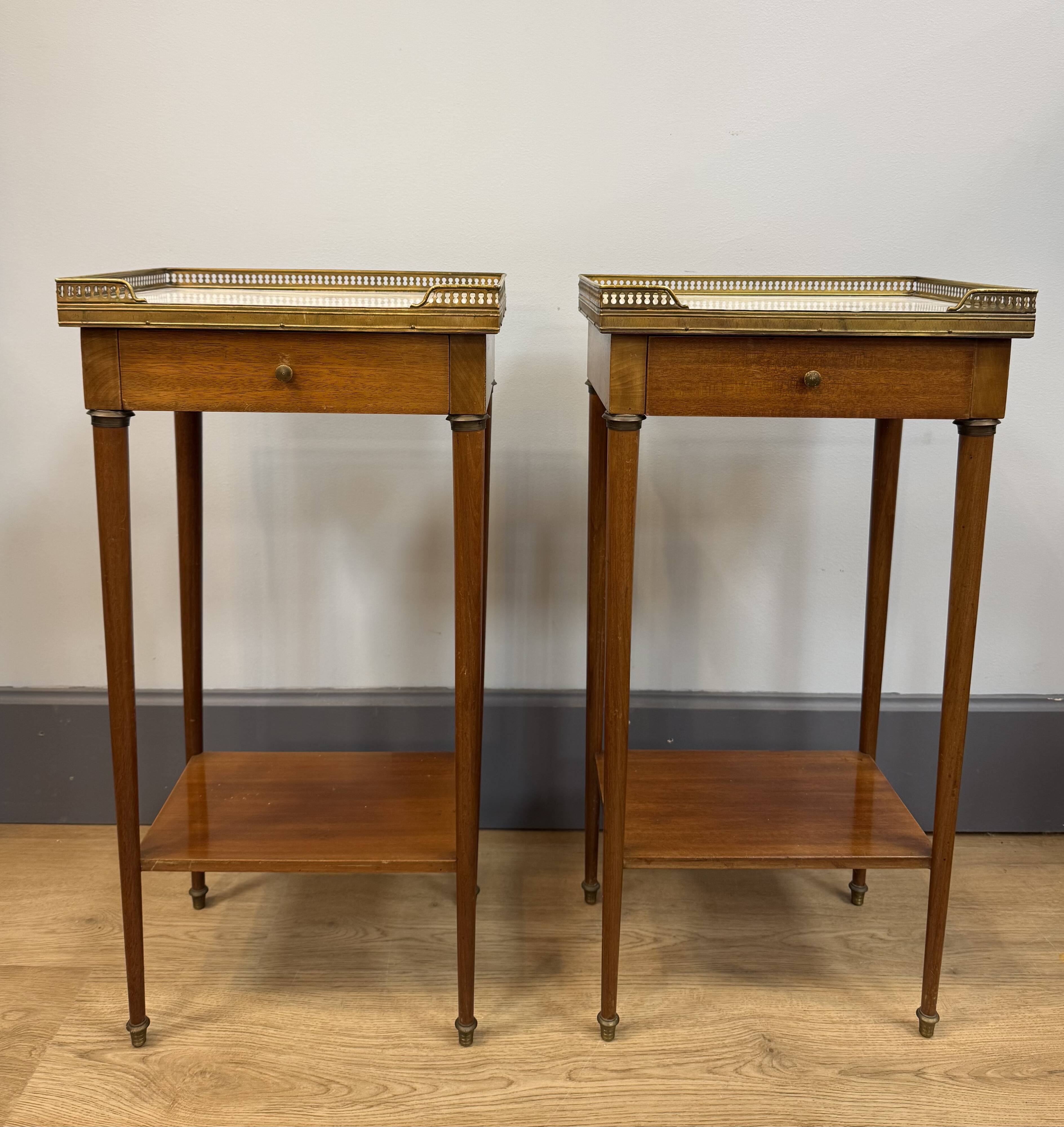 Paire de chevets style Louis XVI en acajou