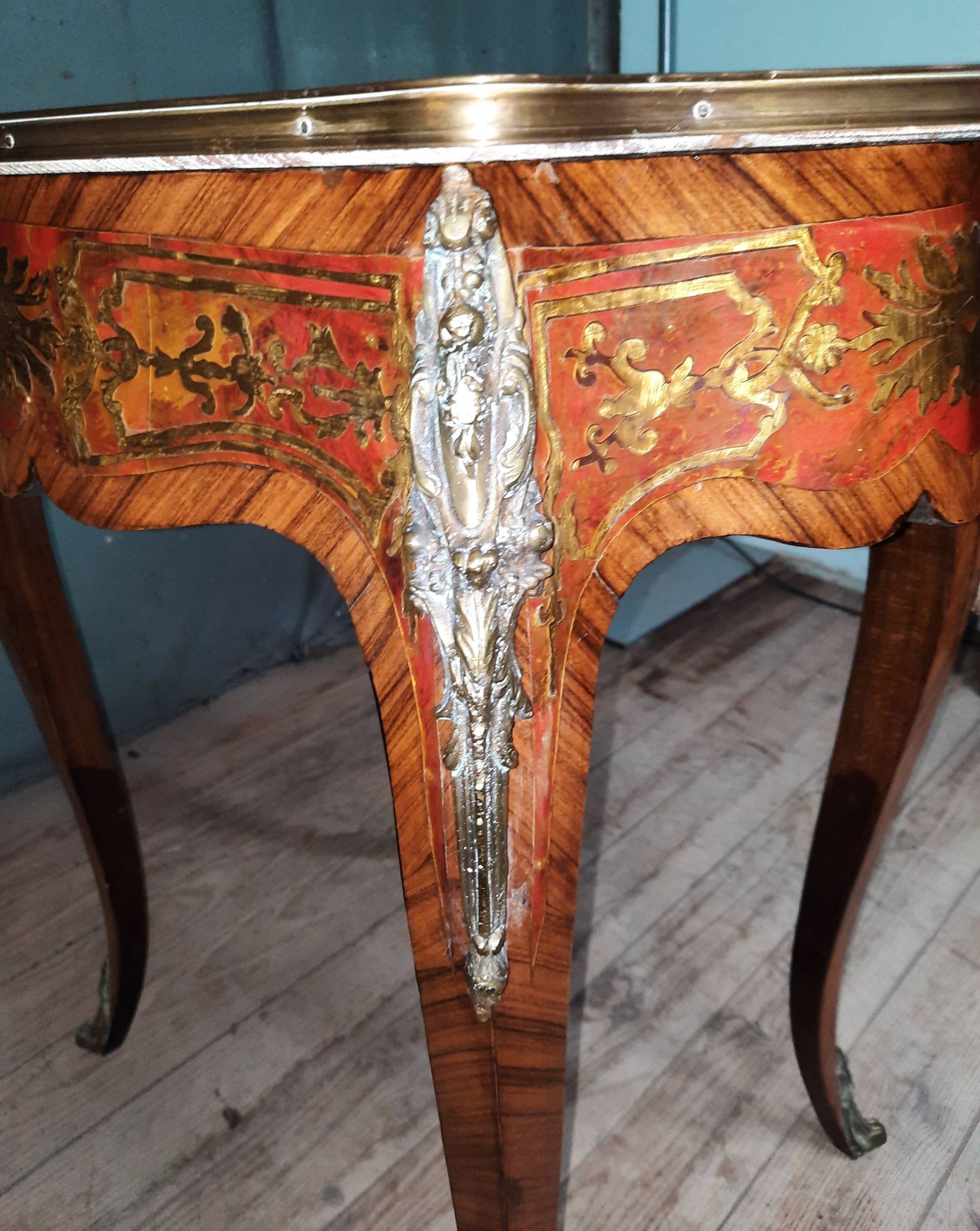 Table  Louis XV  en marqueterie rouge