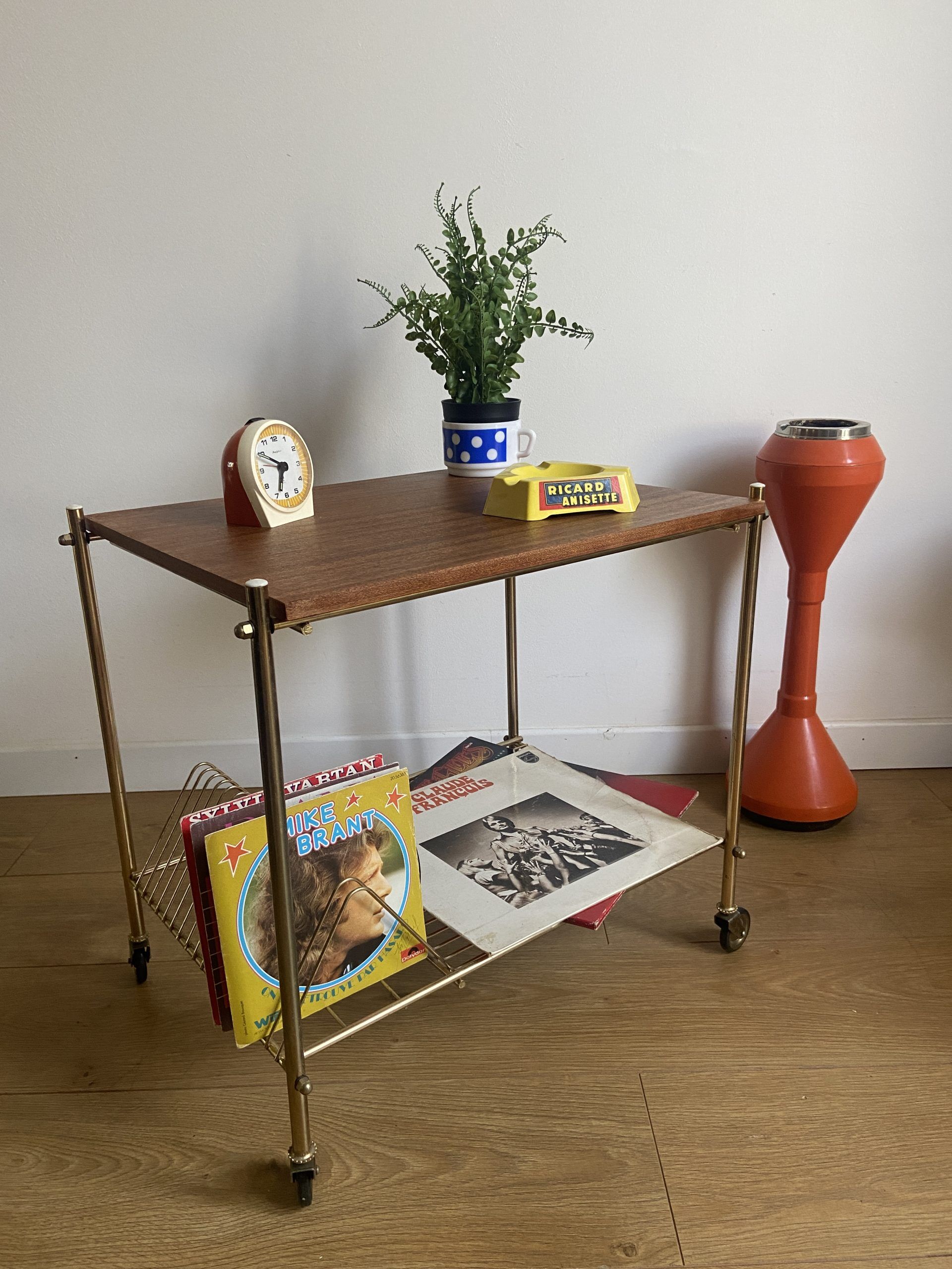 Side table vinyl door with wheels