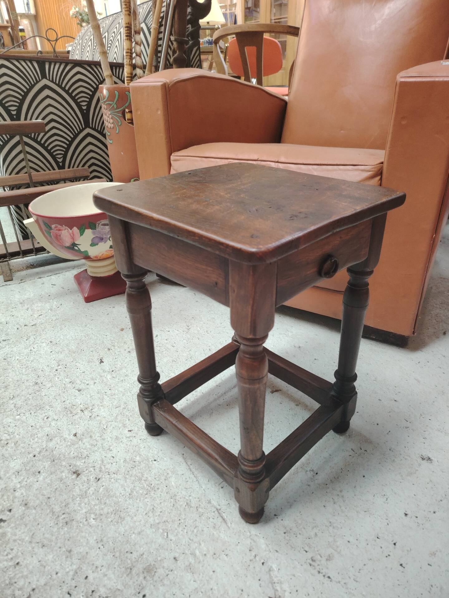 Small stool, side table or bedside table in solid wood with turned legs.