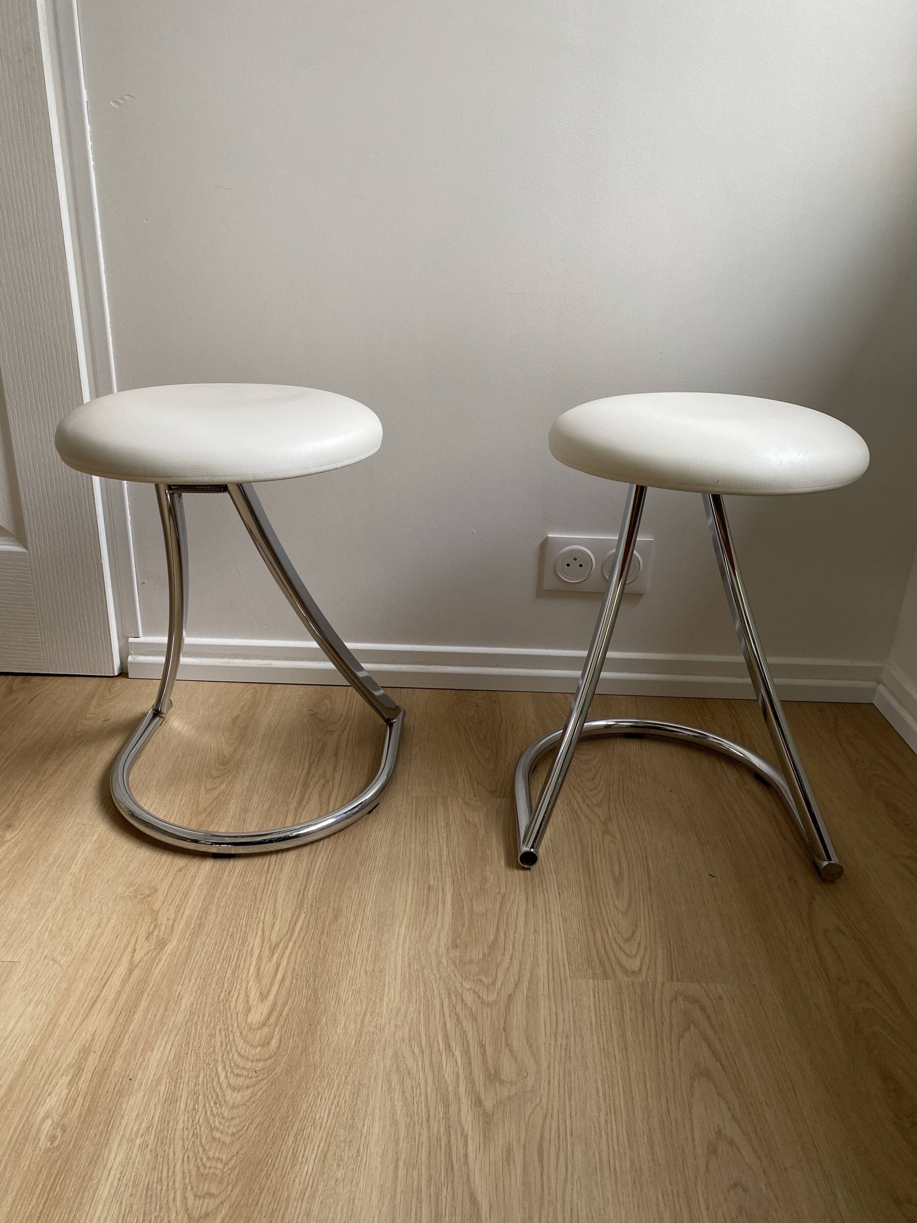 Pair of vintage Z low stools with chrome metal base and white skai seat. H: 49 cm 80s