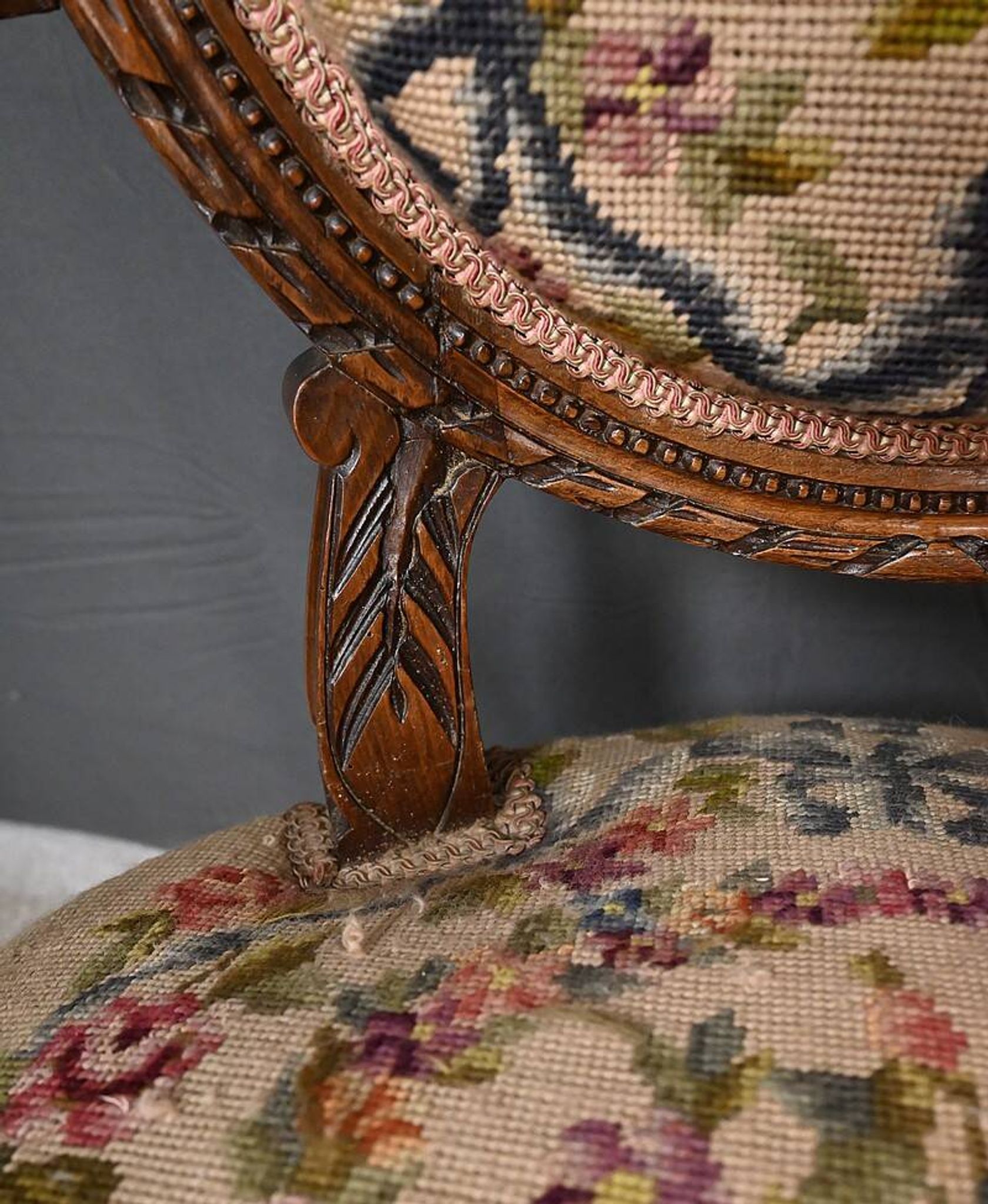 Paire de fauteuils en hêtre, style Louis XVI – début XXe