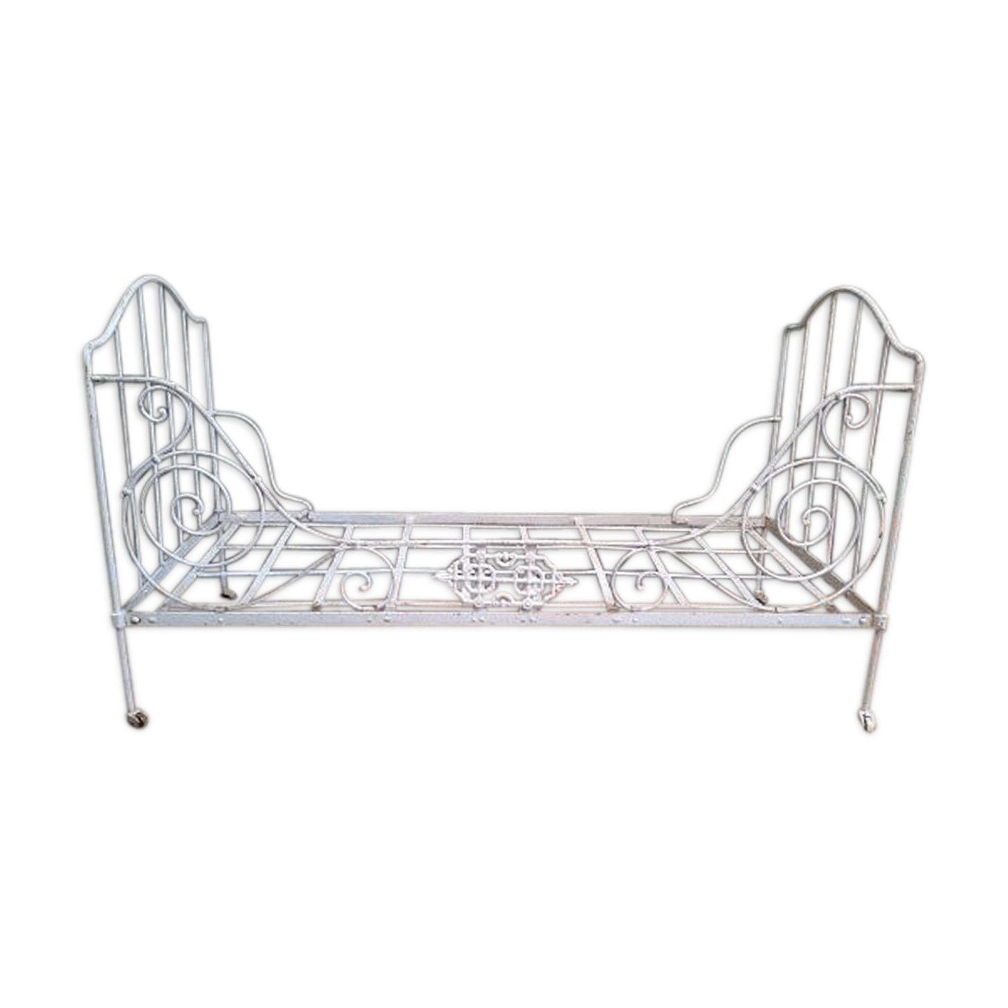 1900 iron bed