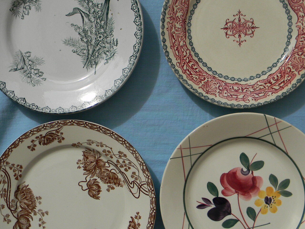 Miscellaneous set of 4 old flat earthenware plates.