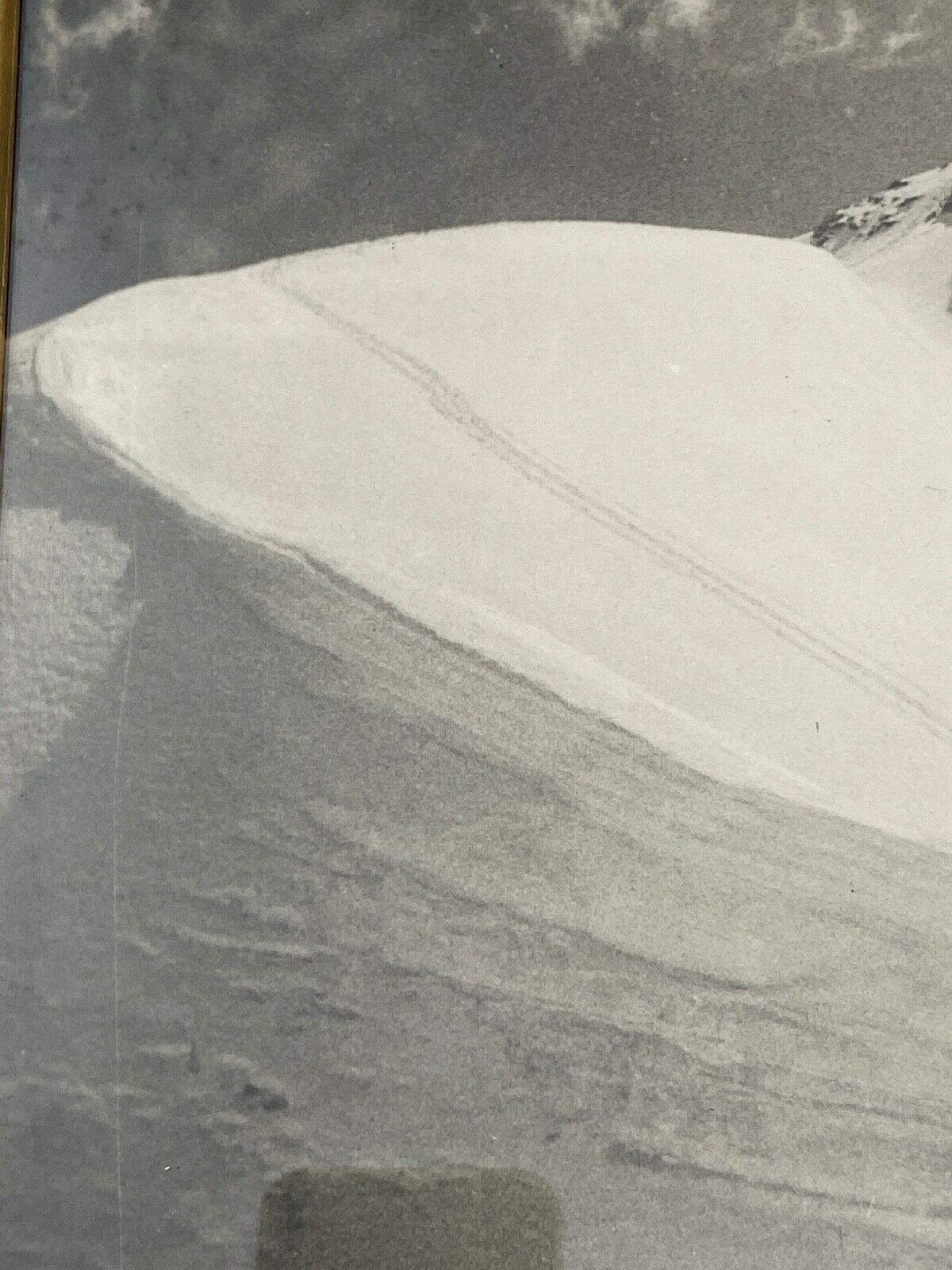 Photo ancienne en noir et blanc montagne artistique dans cadre dore