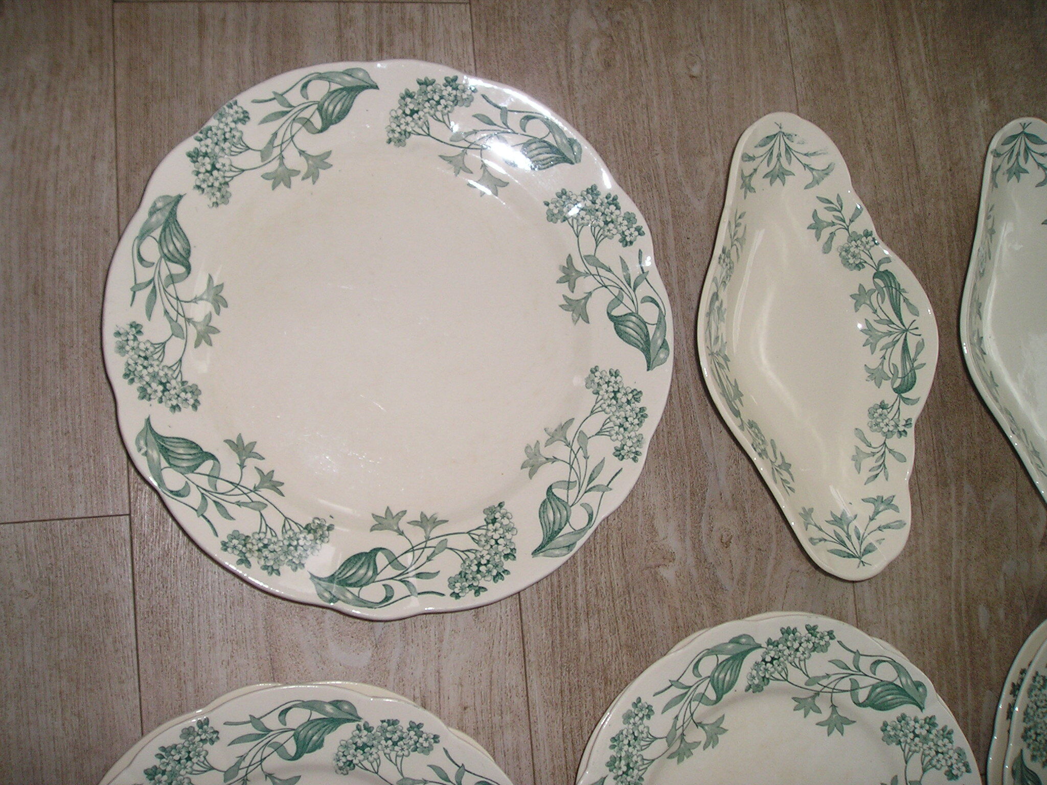 Longchamp's fee-making table service, 18-piece Lilas 1900 model