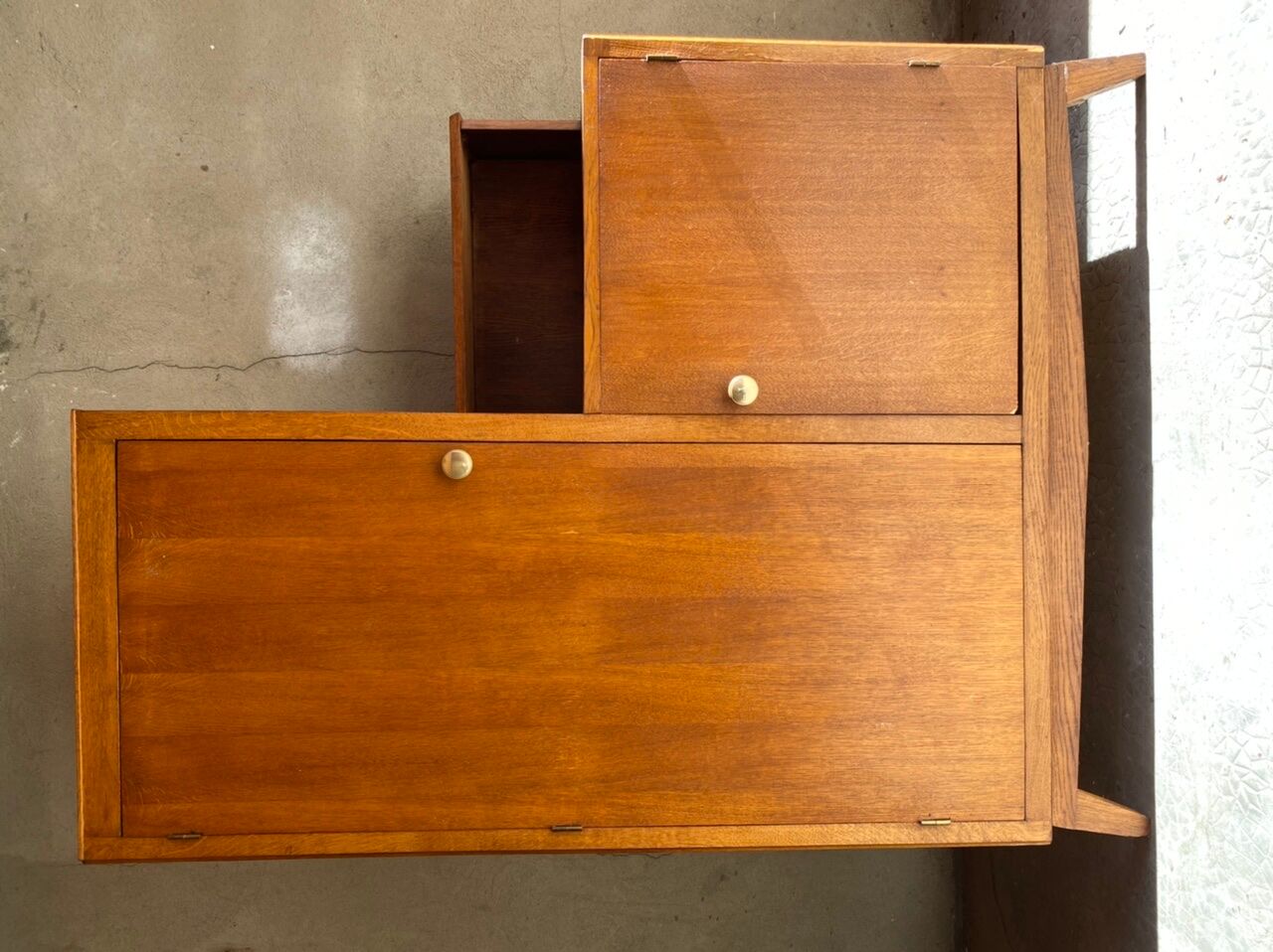 Asymmetrical cabinet