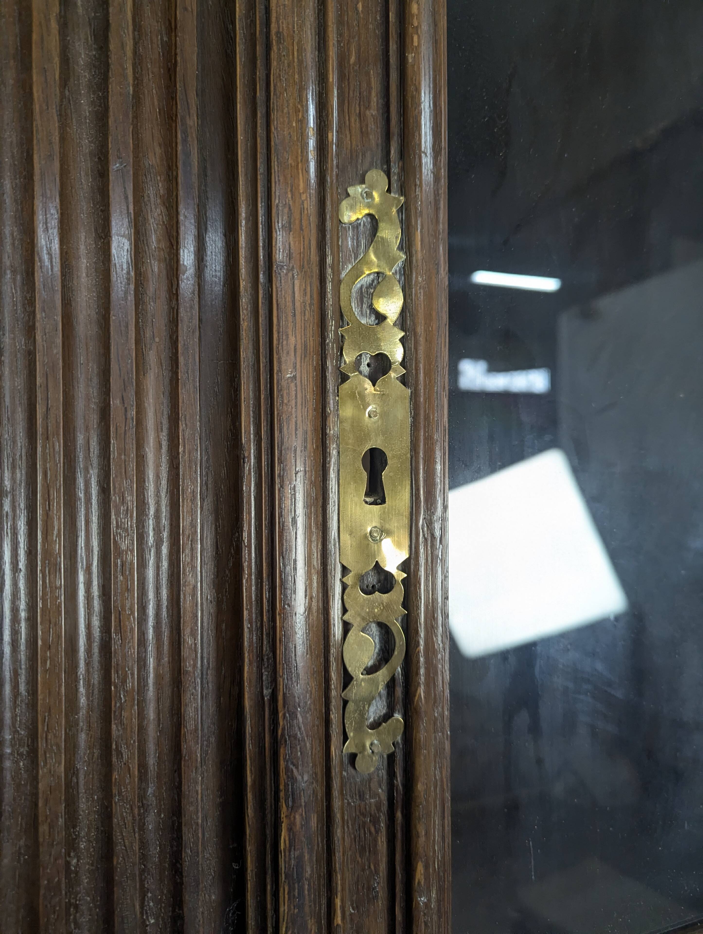 Bibliothèque deux corps Louis XV en chêne vitrée et grillagée