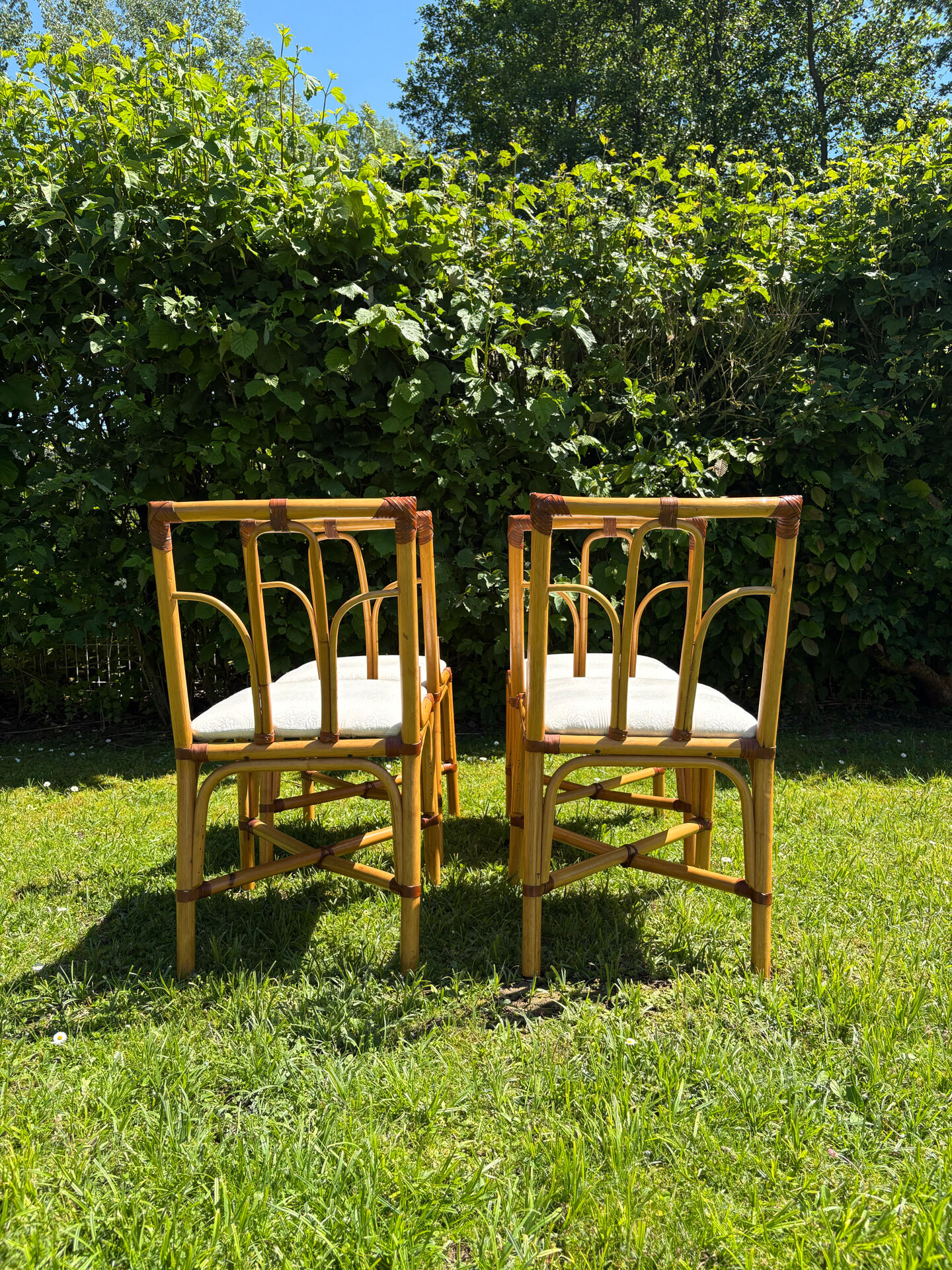 Suite de 4 chaises vintage en bambou et rotin – style années 70