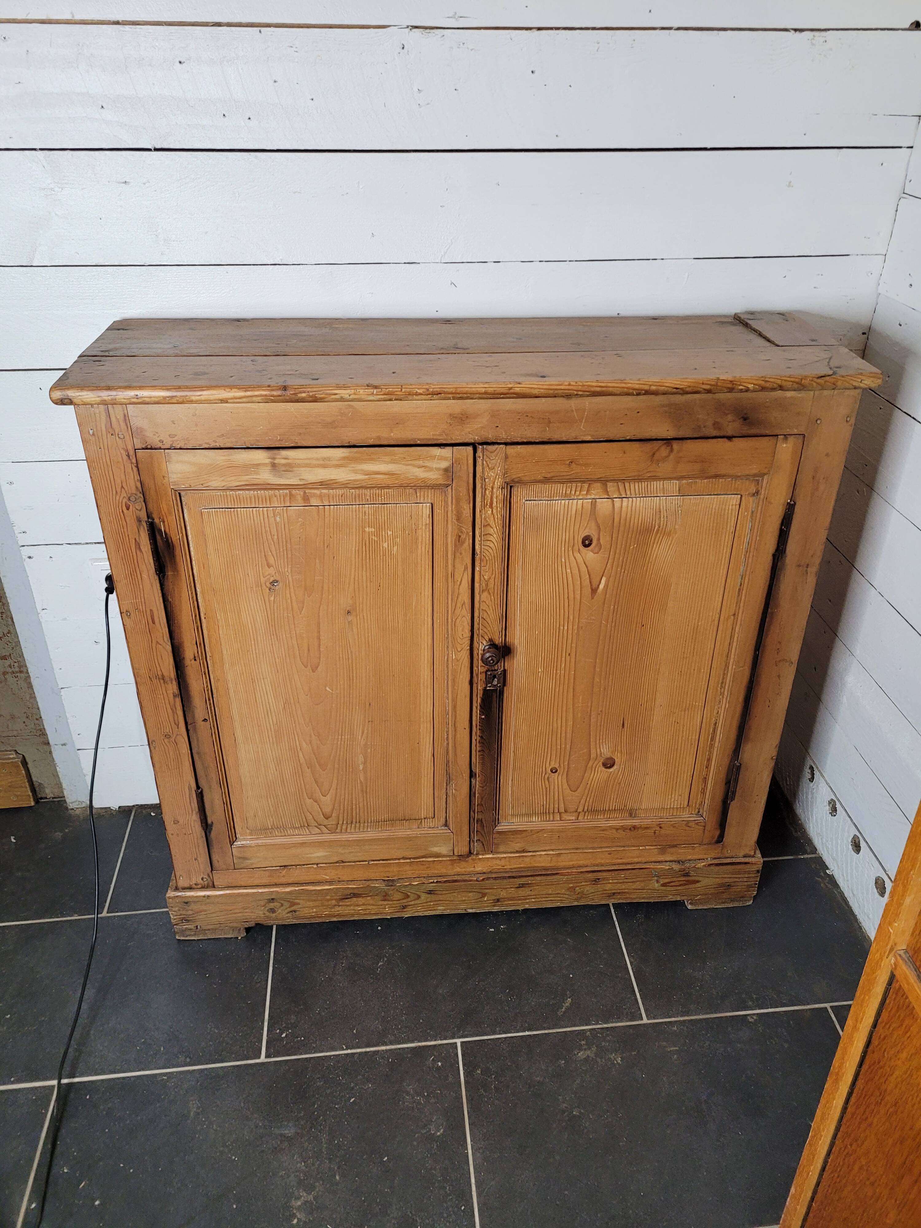 Old 2-door fir sideboard, 104×31cms