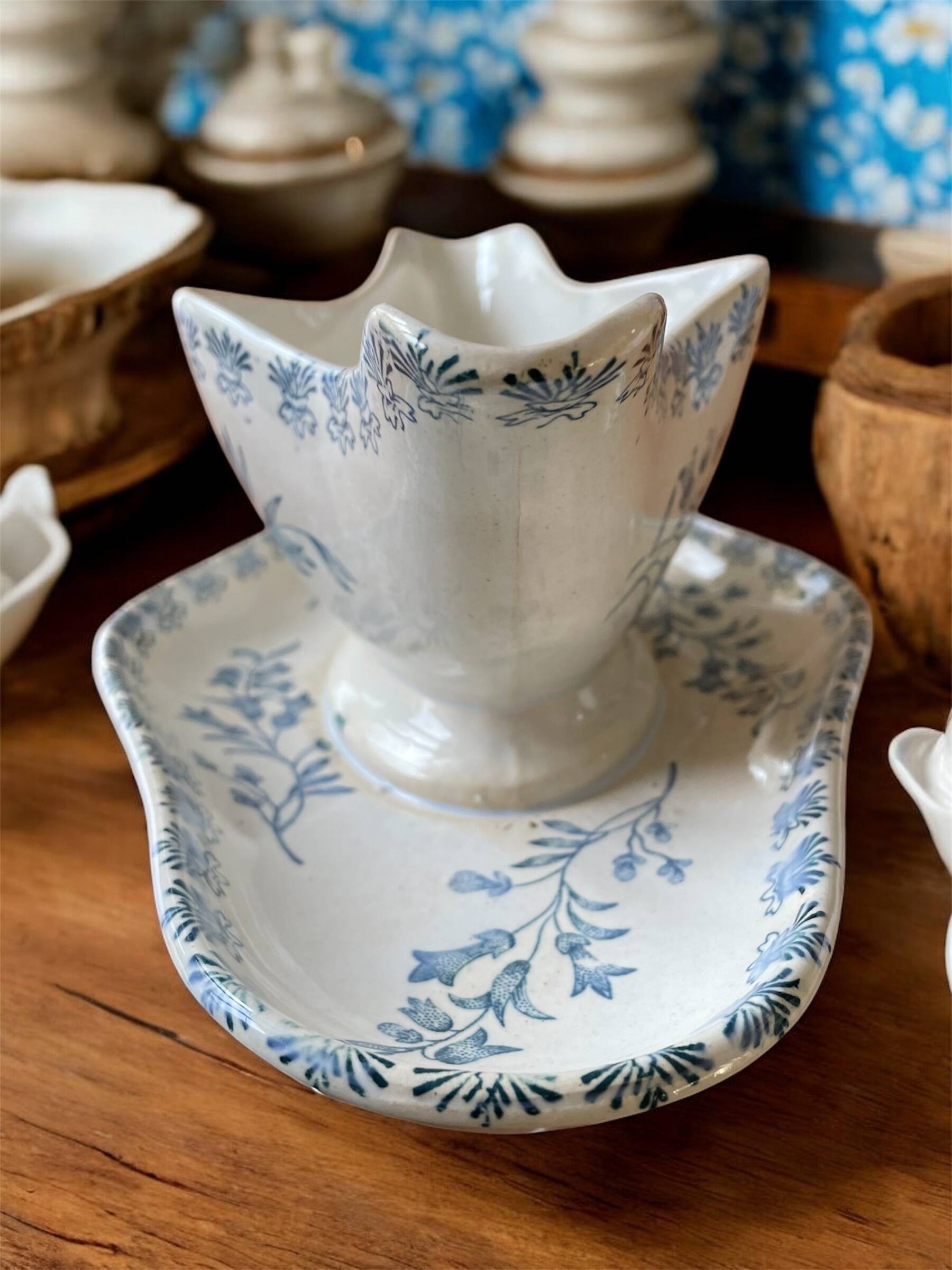 Saucière ancienne en faïence de Grigny (Rhône)