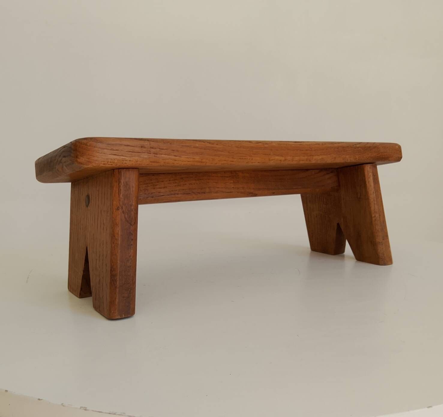 Tabouret petit banc brutaliste années 60 en chêne massif
