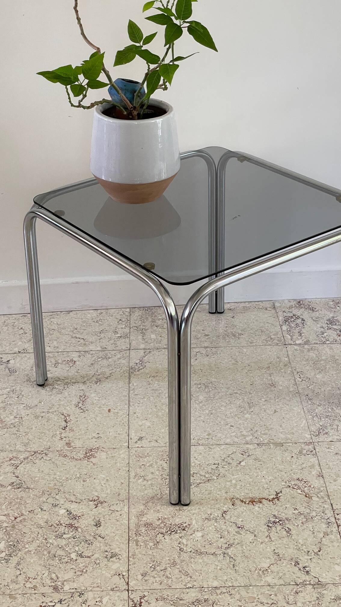Table basse annees 70 verre et acier chromé