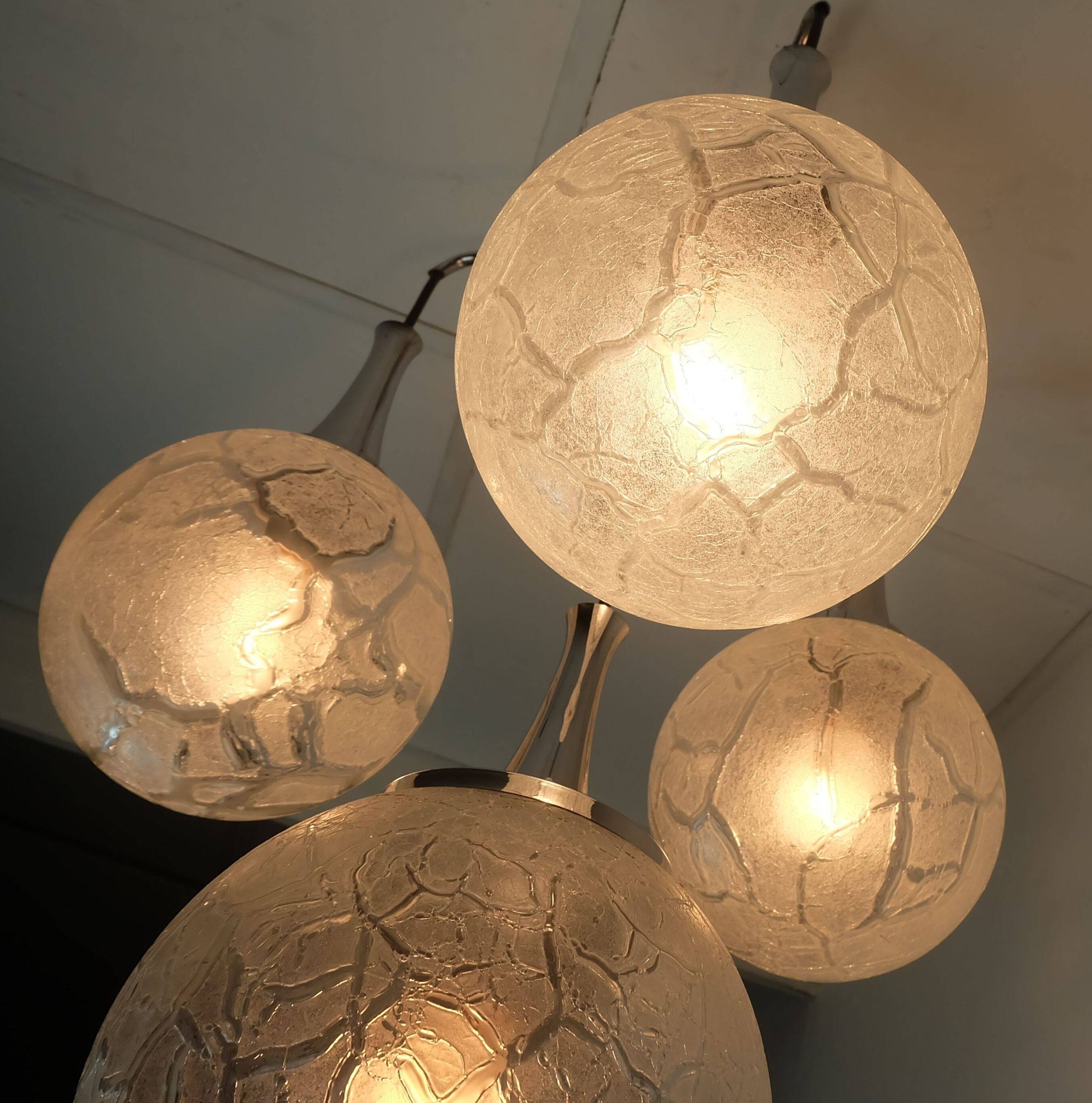 Suspension en verre et chrome à 4 lumières de style mid-century moderne, lumière en cascade des années 1970.