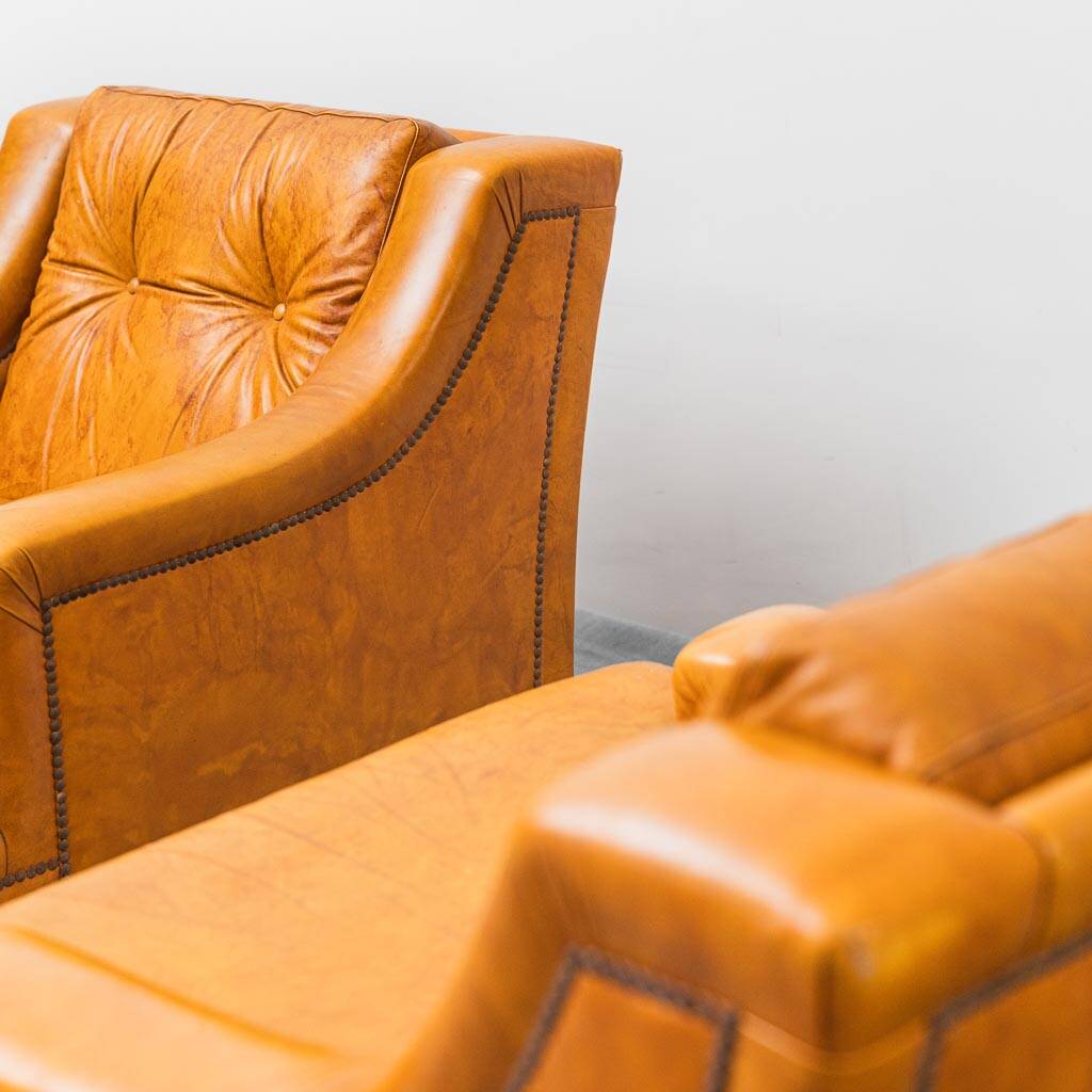 Coppia di poltrone in eco-pelle marrone anni ’50 vintage modernariato