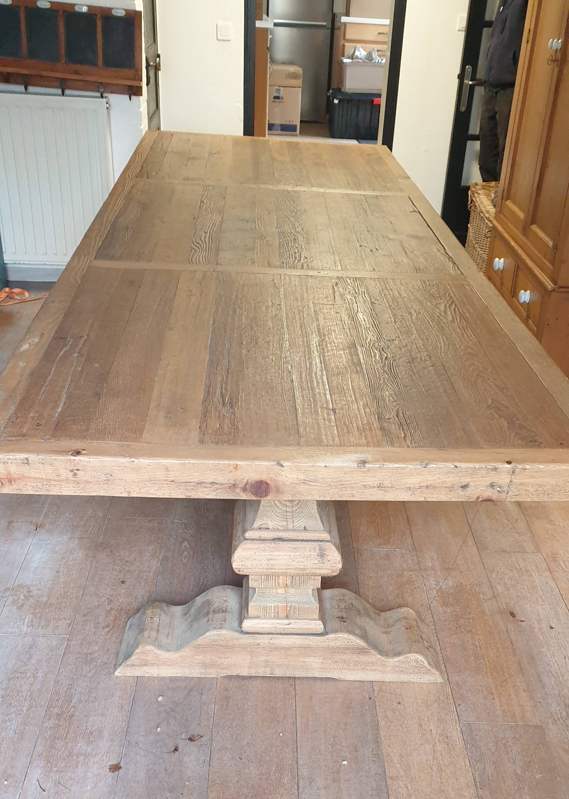 V-lab table in solid wood