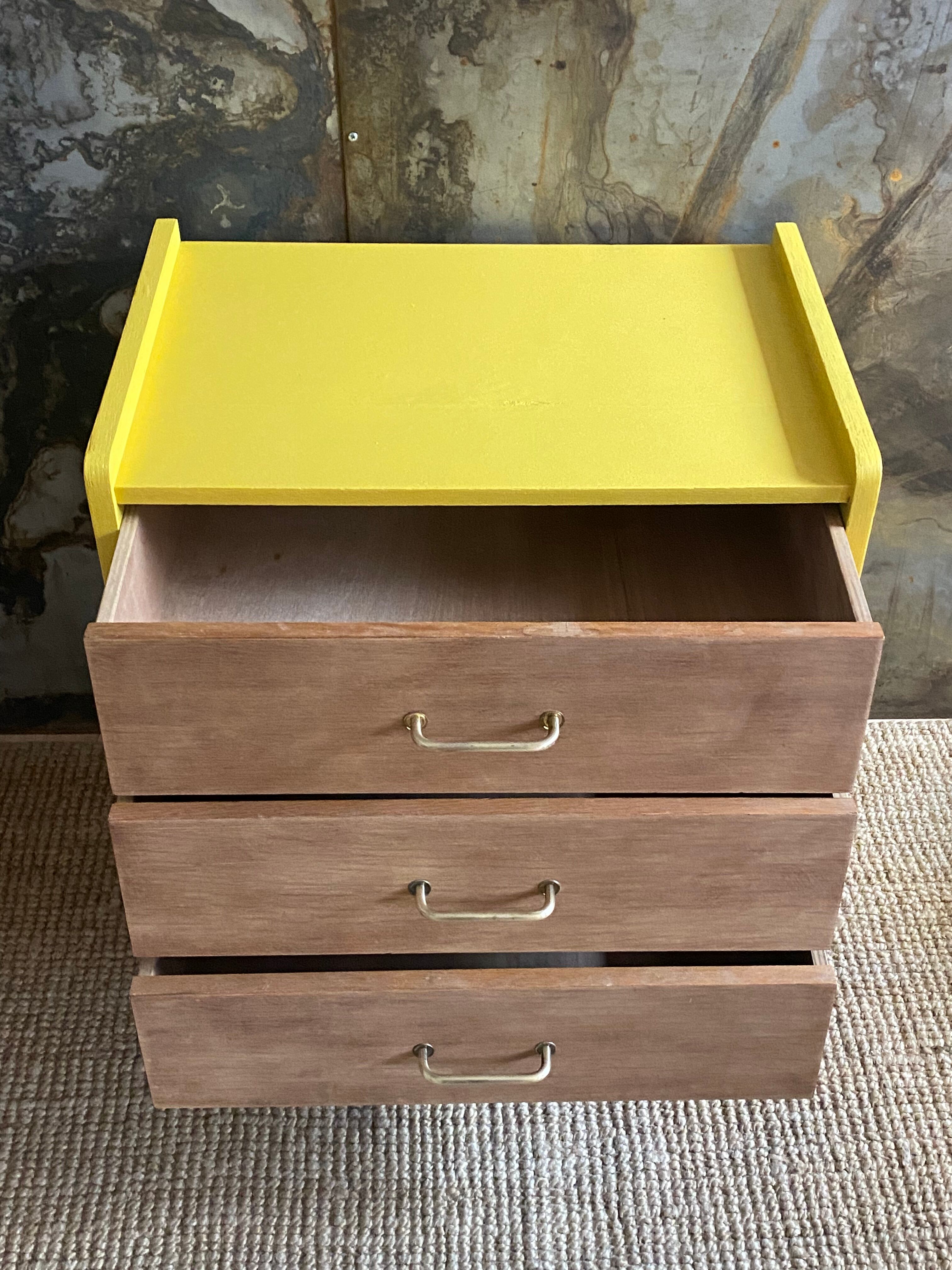 Dresser raw wood & ochre
