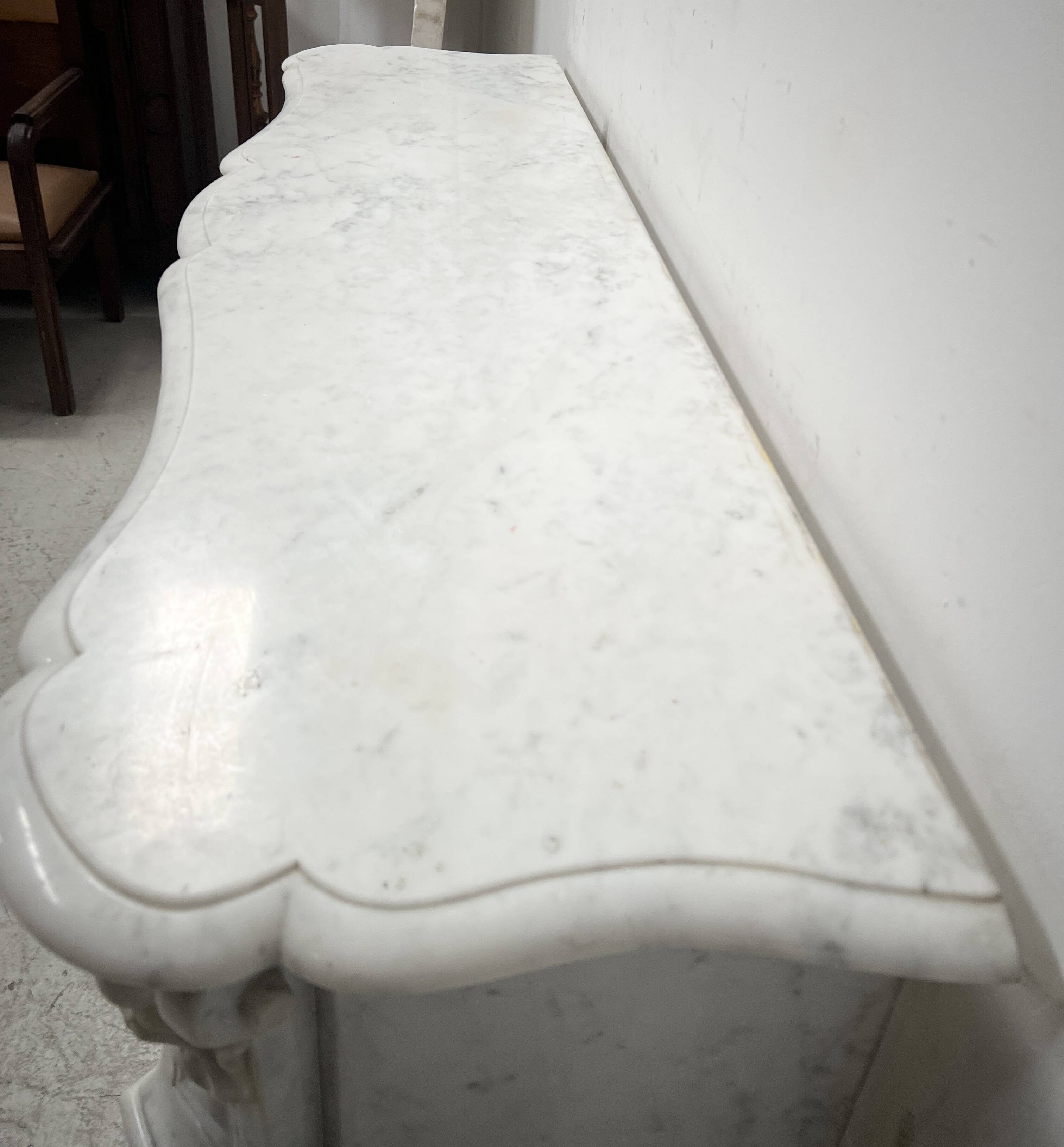 Louis XV style fireplace in veined white marble, 20th century.