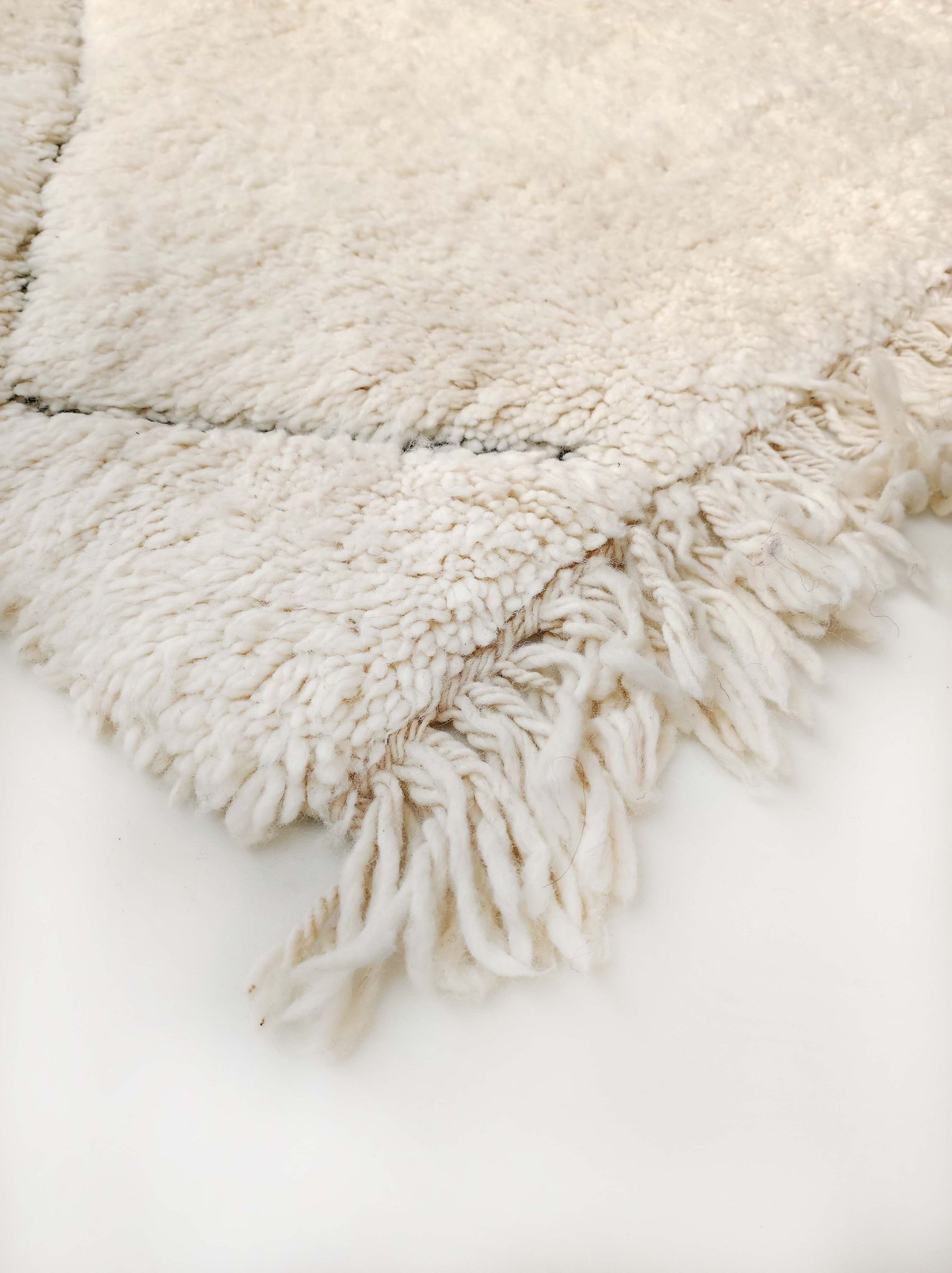 Tapis berbère marocain béni ouarain écru à losanges noirs gravés 295x213cm
