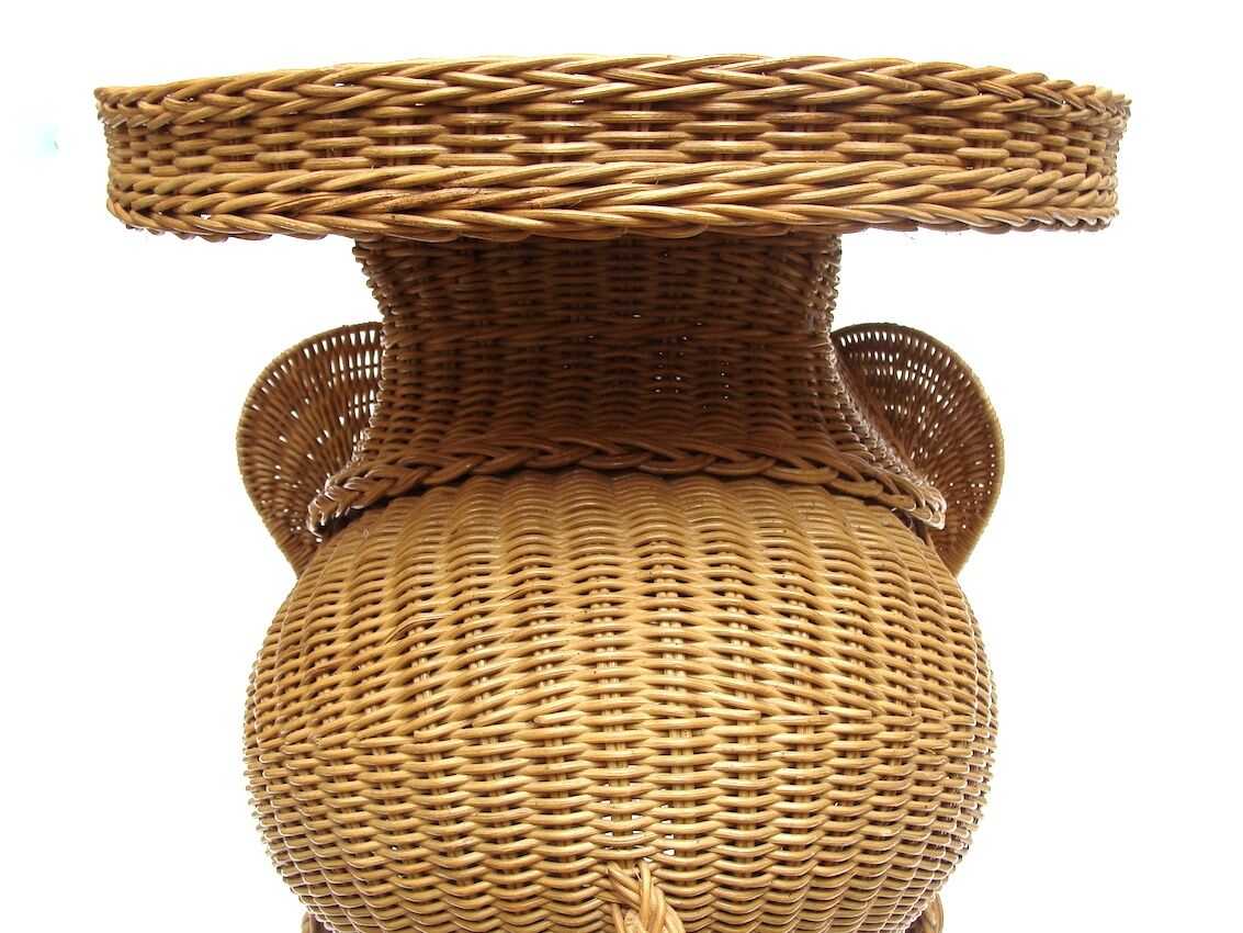 Elephant bass table in rattan.