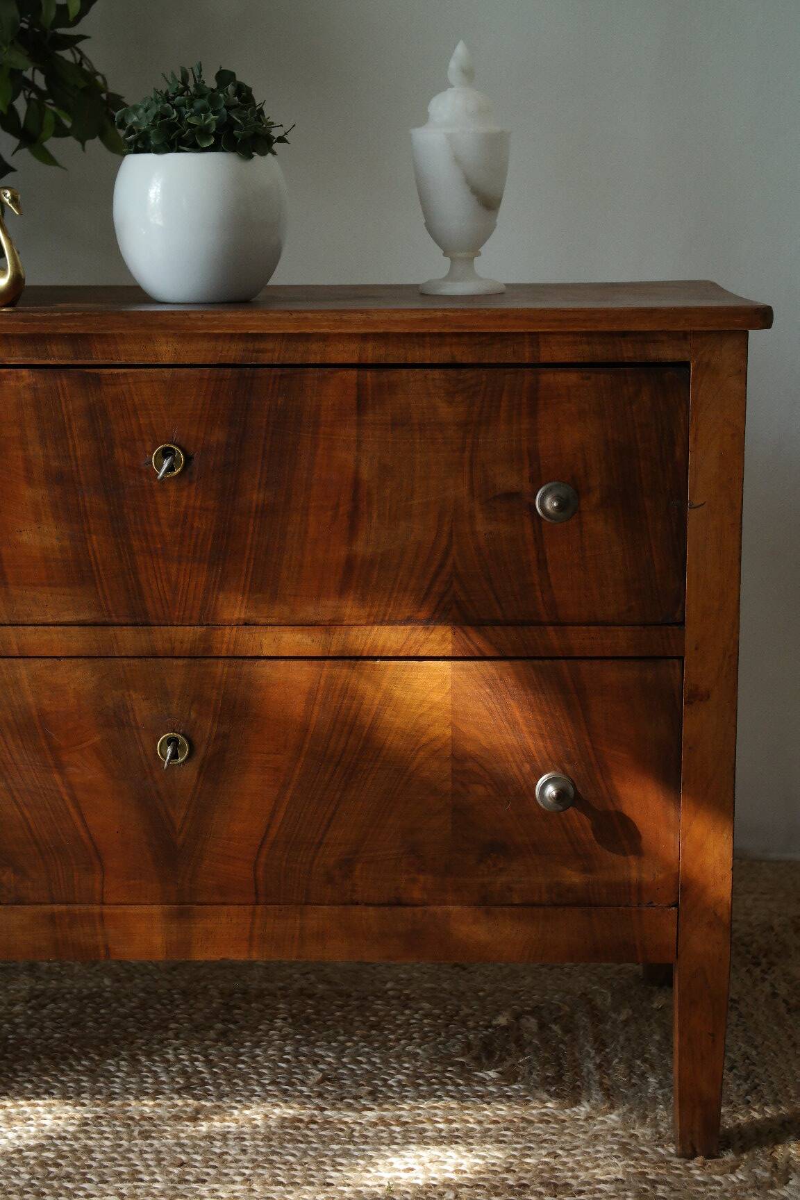 Commode basse en noyer, XXème