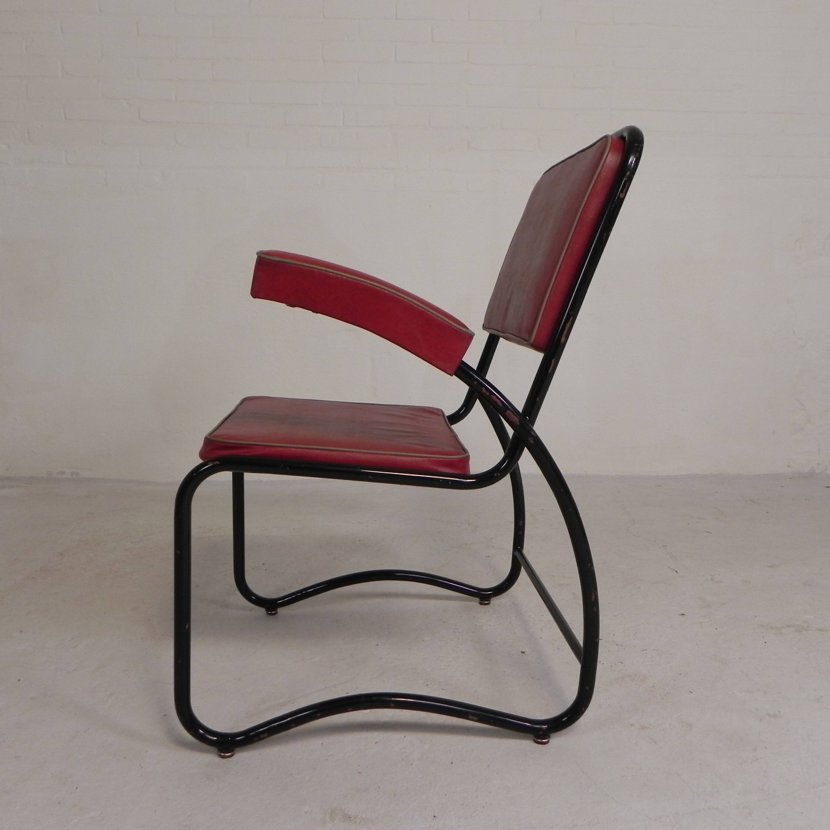 Set of 4 armchairs and a coffee table with tubular structure in Bauhaus style, 1950s.